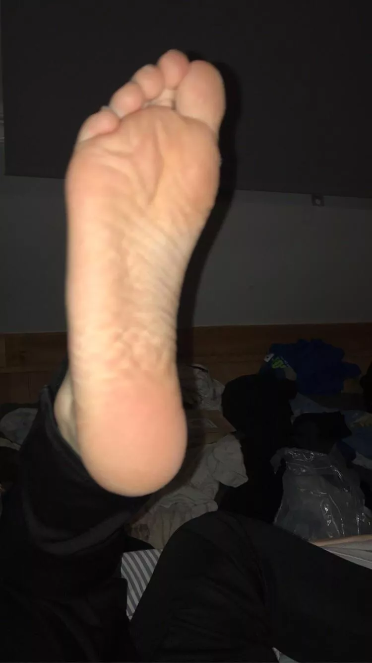 19 footlover hmu if you wanna chat super bored posted by ryancallaban