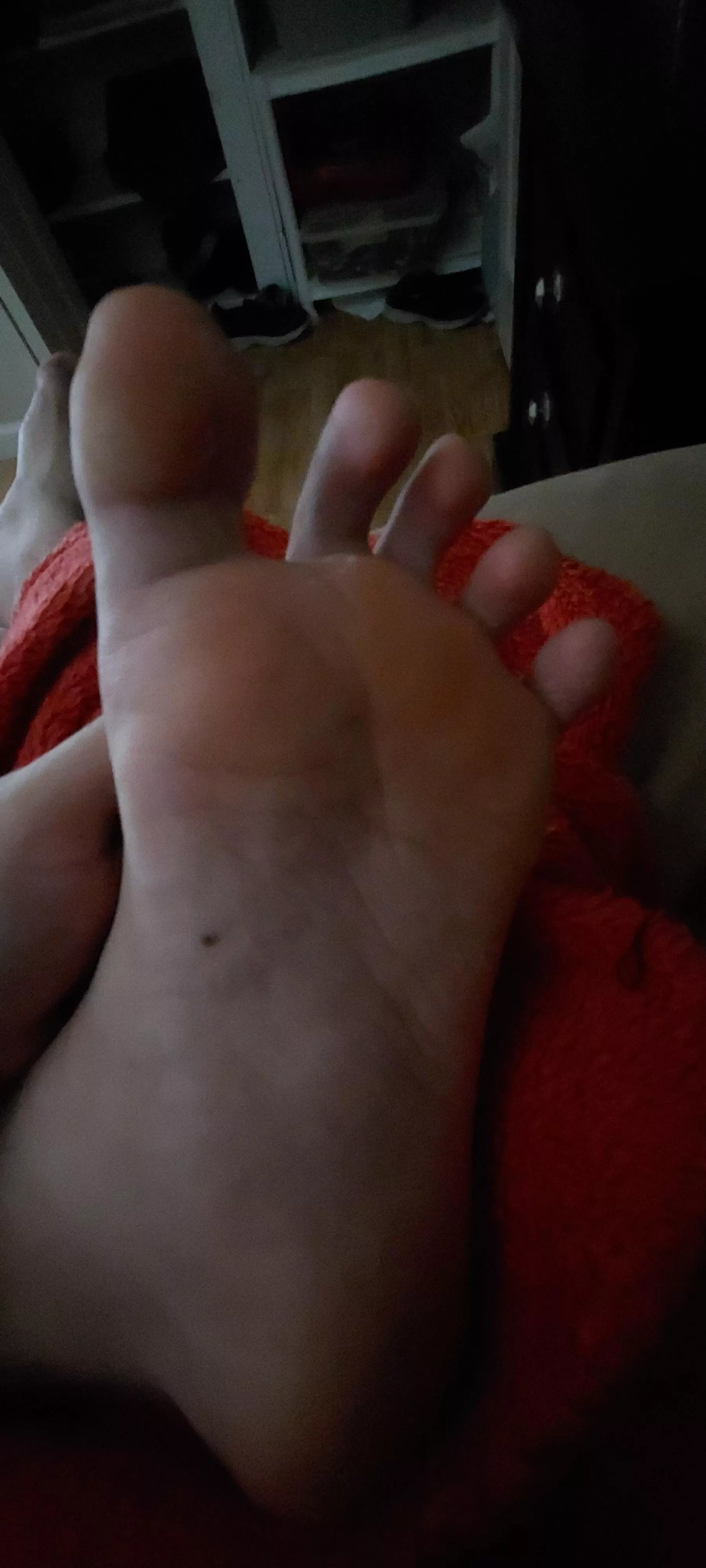 [19] My feet are yours; what do you want to do with them? posted by PawsNSoles