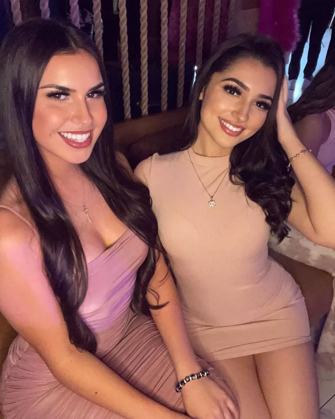 2 Brunette posted by chapkafour