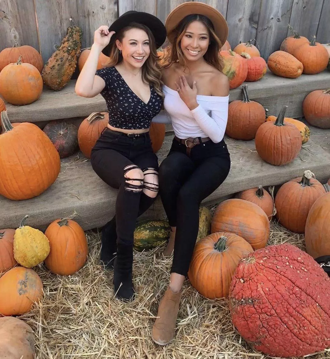 [2] Cute Ladies at the Pumpkin Patch posted by rikkux2