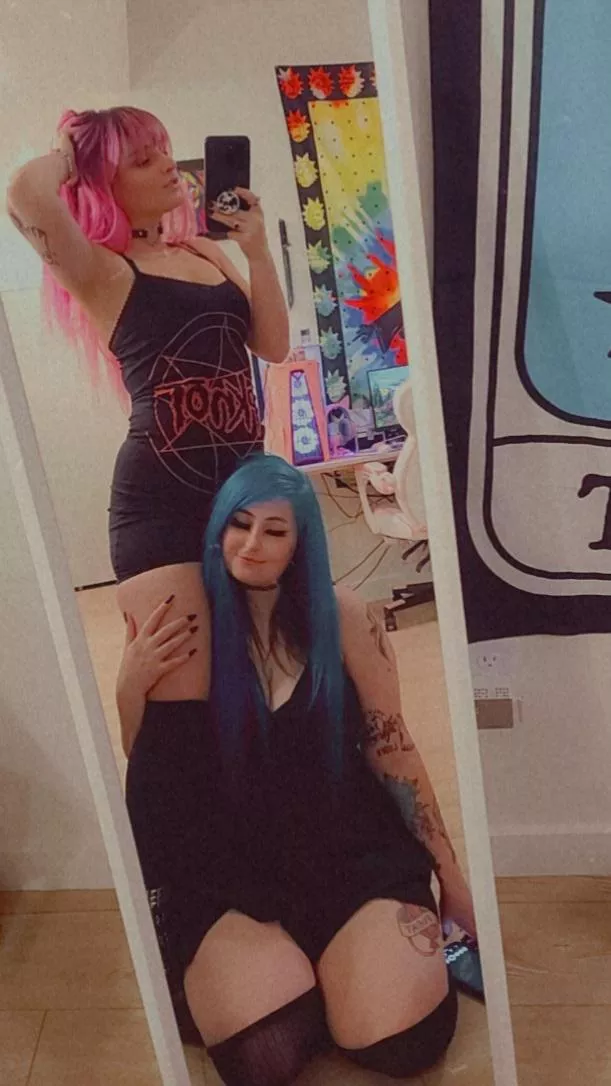 2 emo girls at once? could you handle it😏 G/G B/G SOLO B/G/G 🖤 Link in comments posted by babyjo5