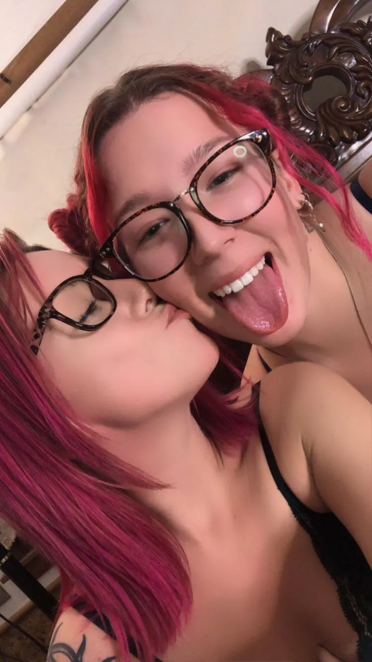 2 nerdy girls are better than 1 👅 posted by kiwishae1