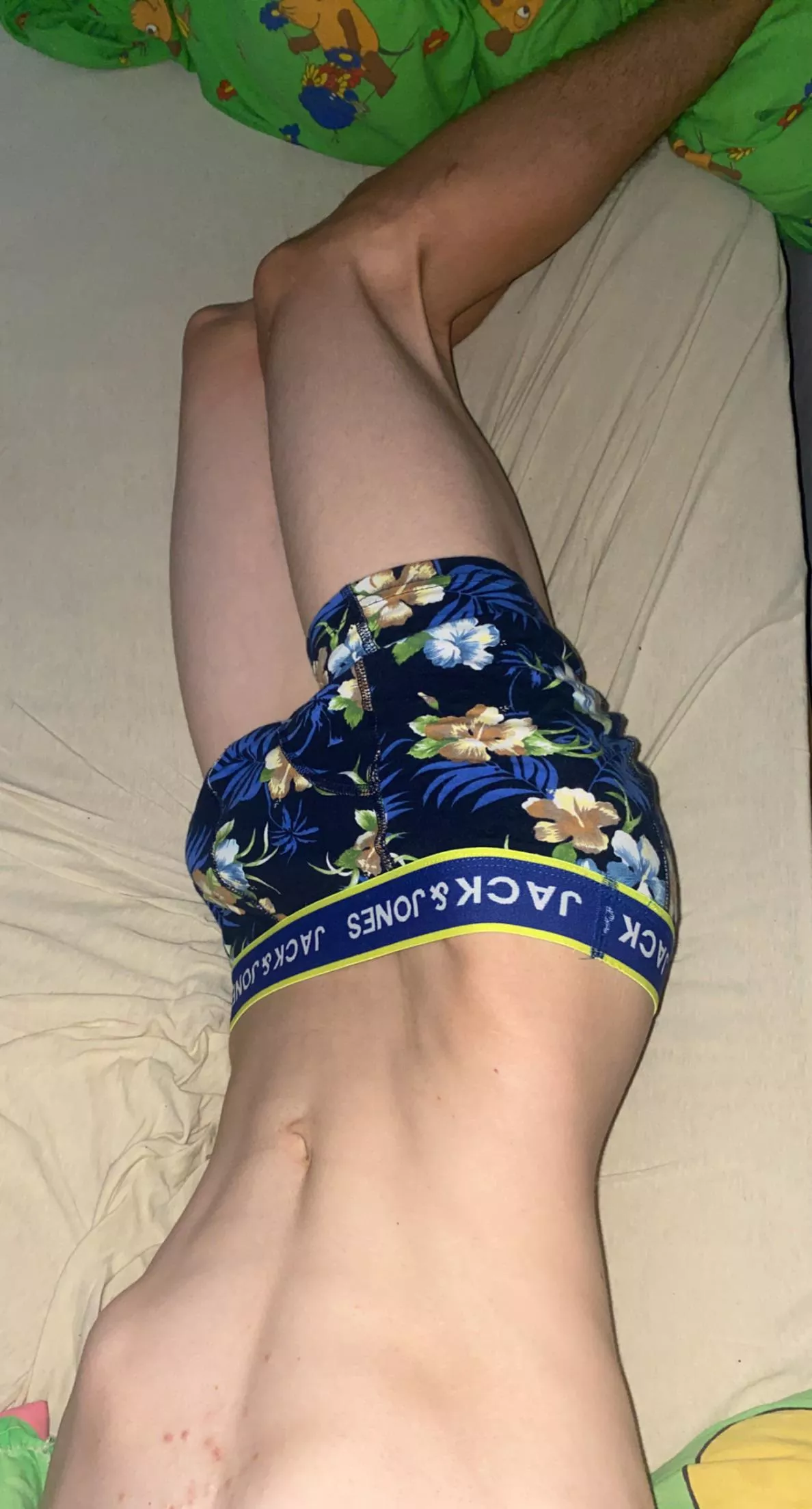 [20] Bored twink ðŸ˜©, plsss dont be dry, looking for goofy twinks haha, dmðŸ˜‰ posted by zyk3658