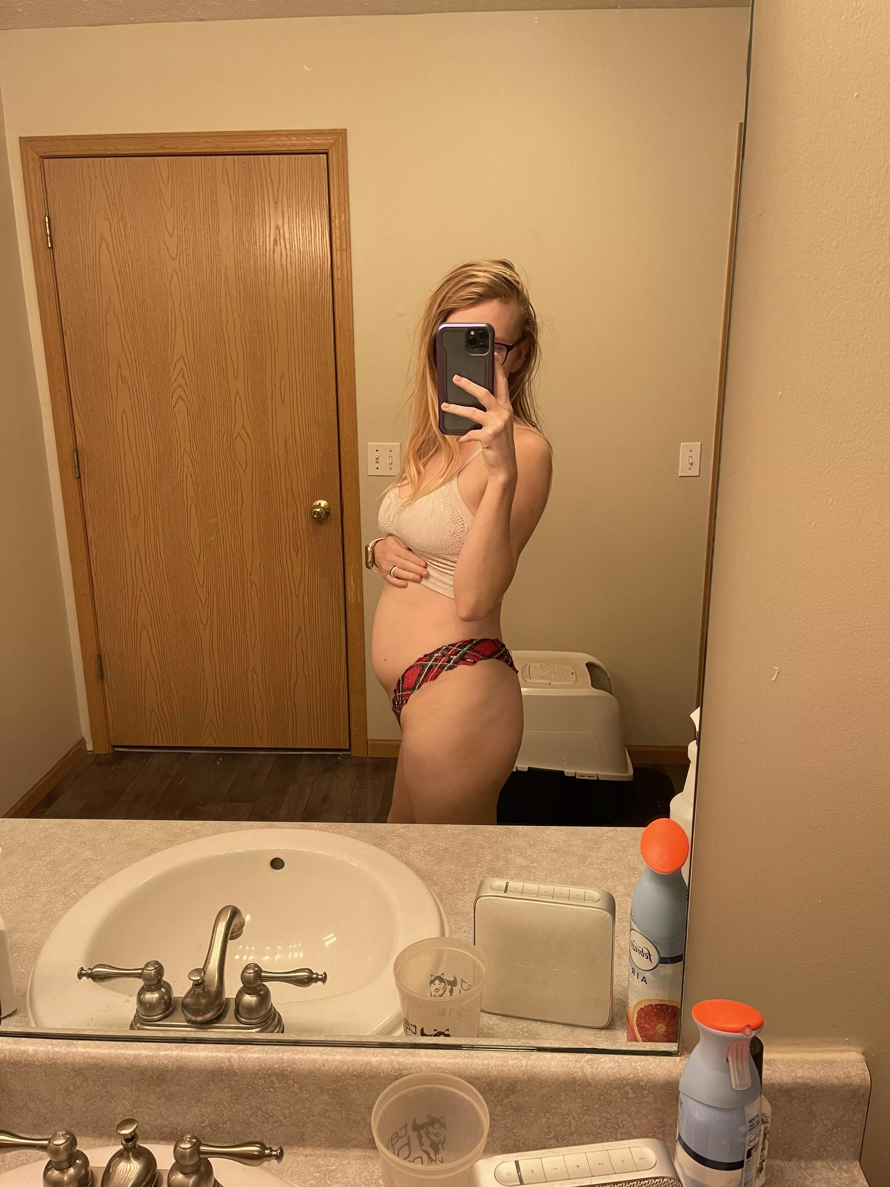 20 weeks 🤤🤰🏼 posted by SluttyMarie69