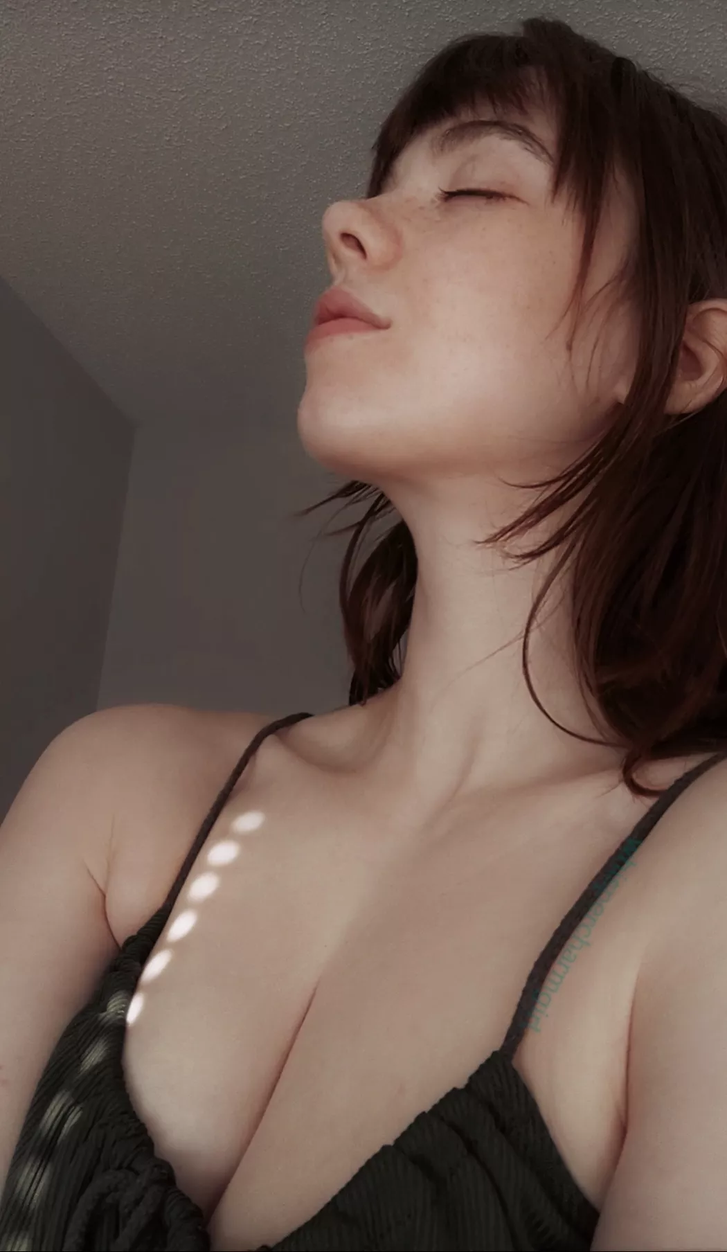 (20F) Collarbones and jawline ❤️ posted by WhisperCharmGirl