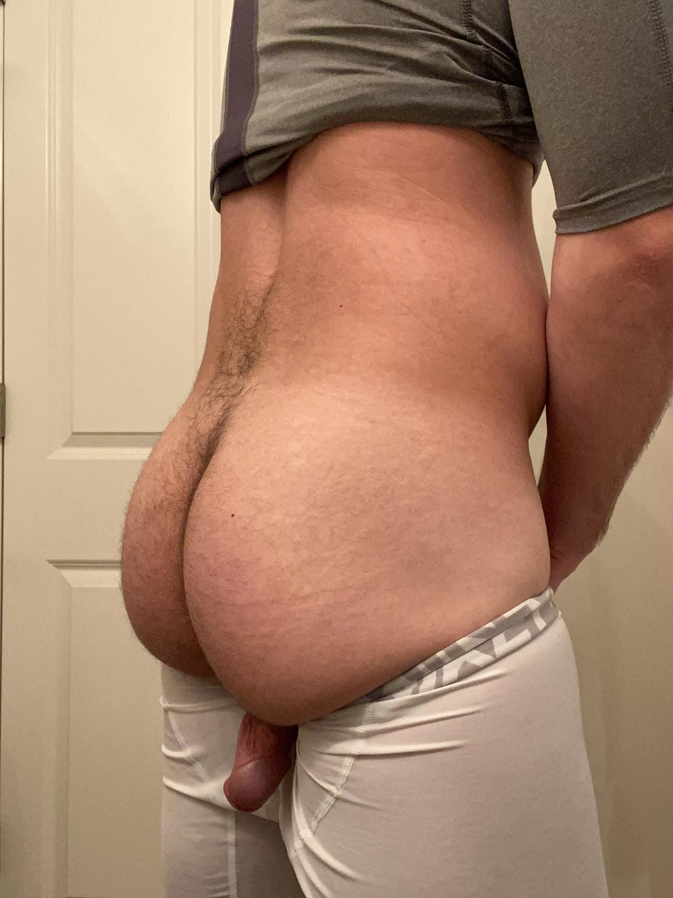 20M. First time trying more of a side shot. Always up for suggestions of poses/angles in the comments 👇🏼 posted by tnmntna