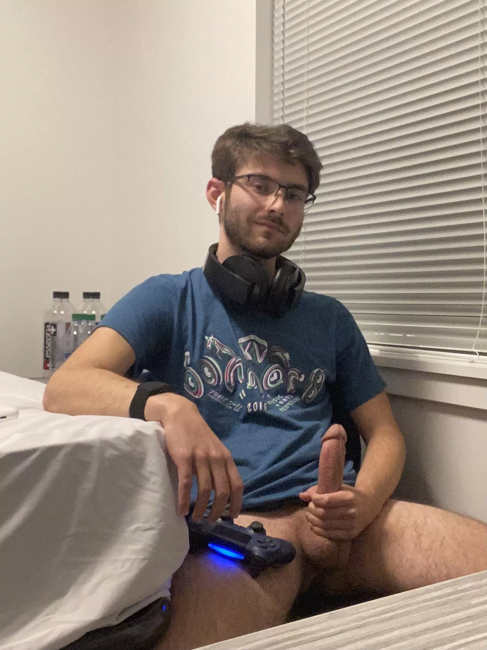 [20yo] Blow me under my desk while I game? posted by nsfw_college_student