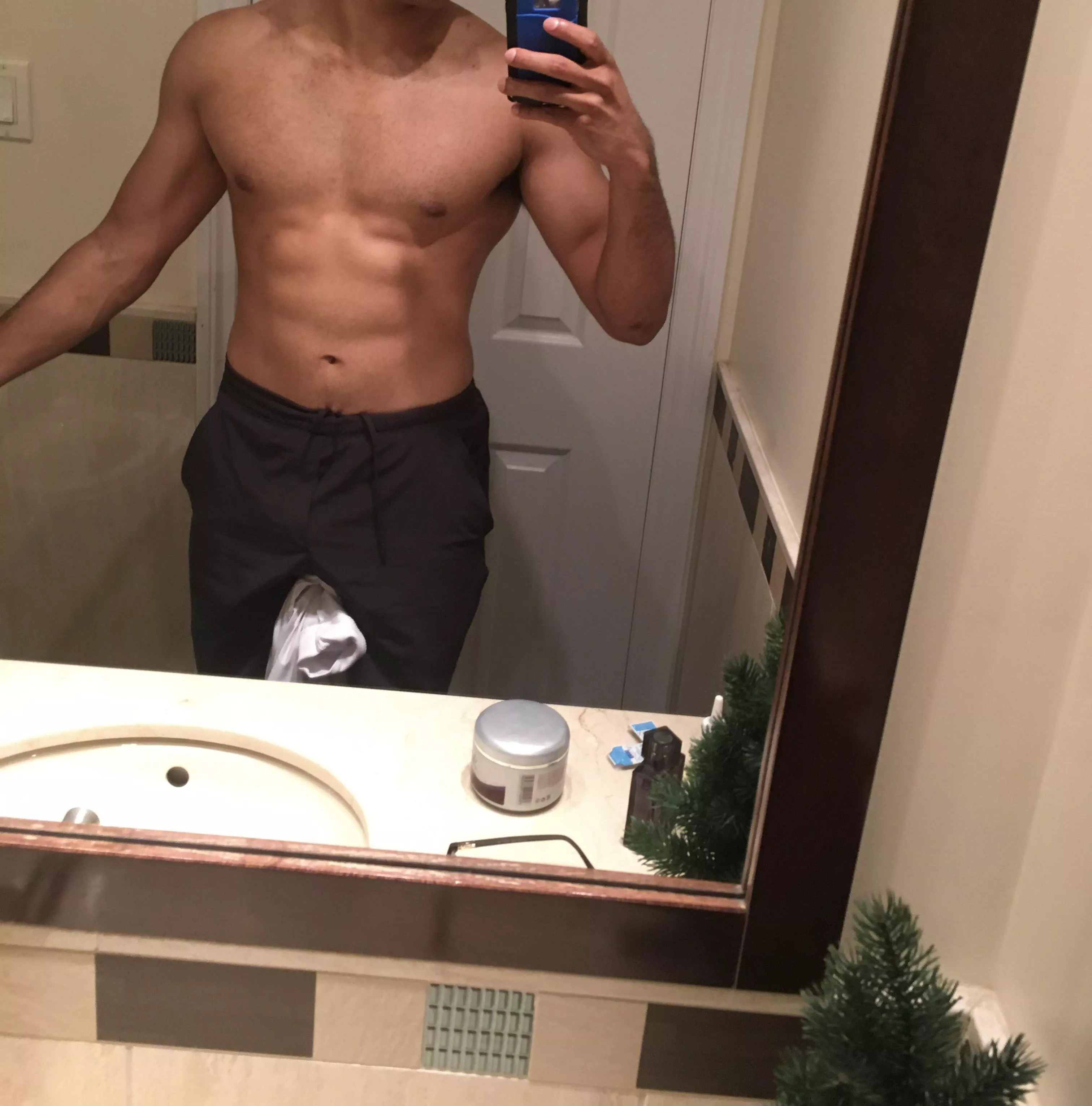 22 [m], straight, hung (see profile), and looking for a sexy lady who can handle me😏 pm if you’re interested:) posted by himc2020