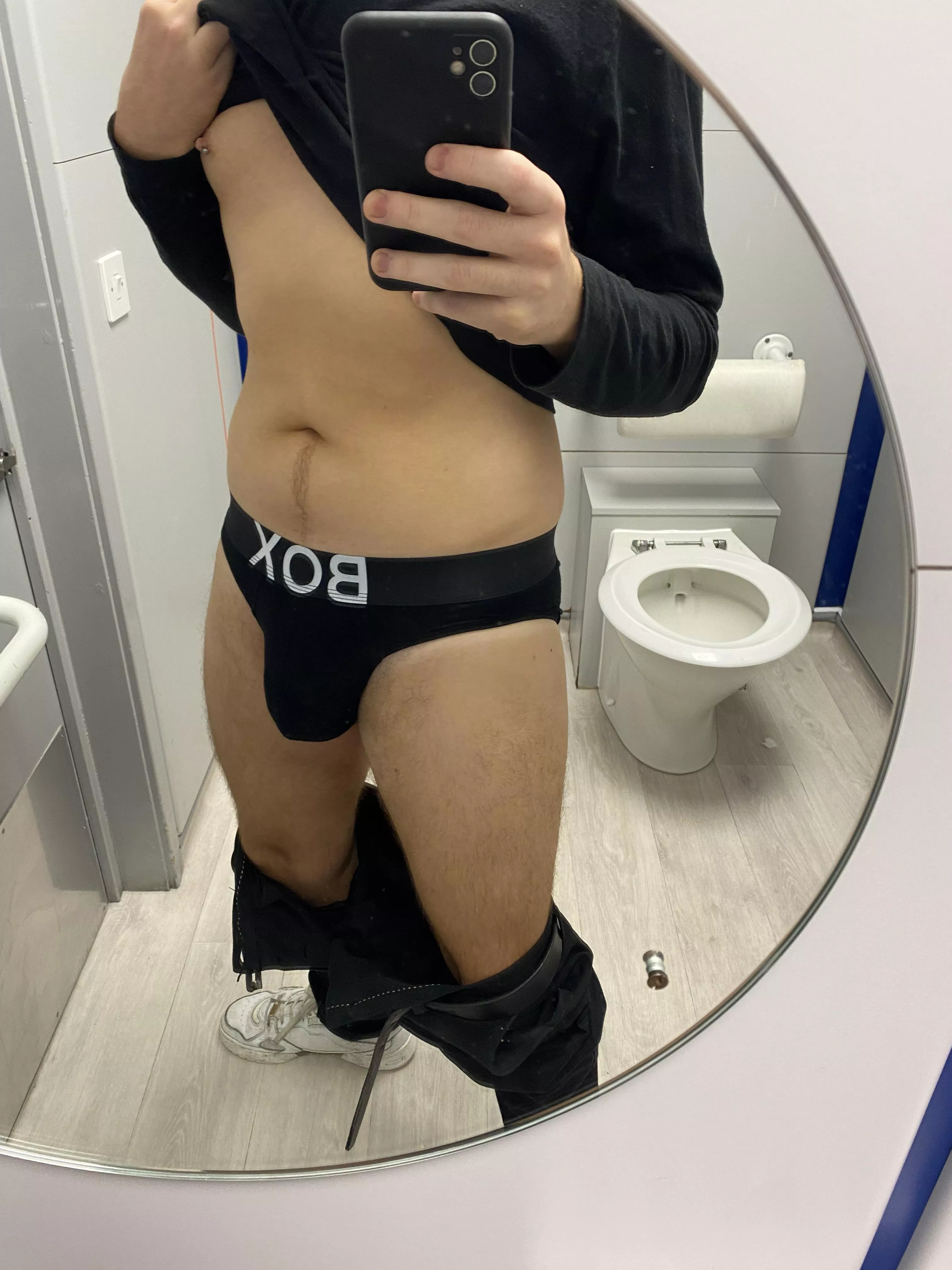 [22] Who wants to see what’s underneath? posted by NorthernBoyy