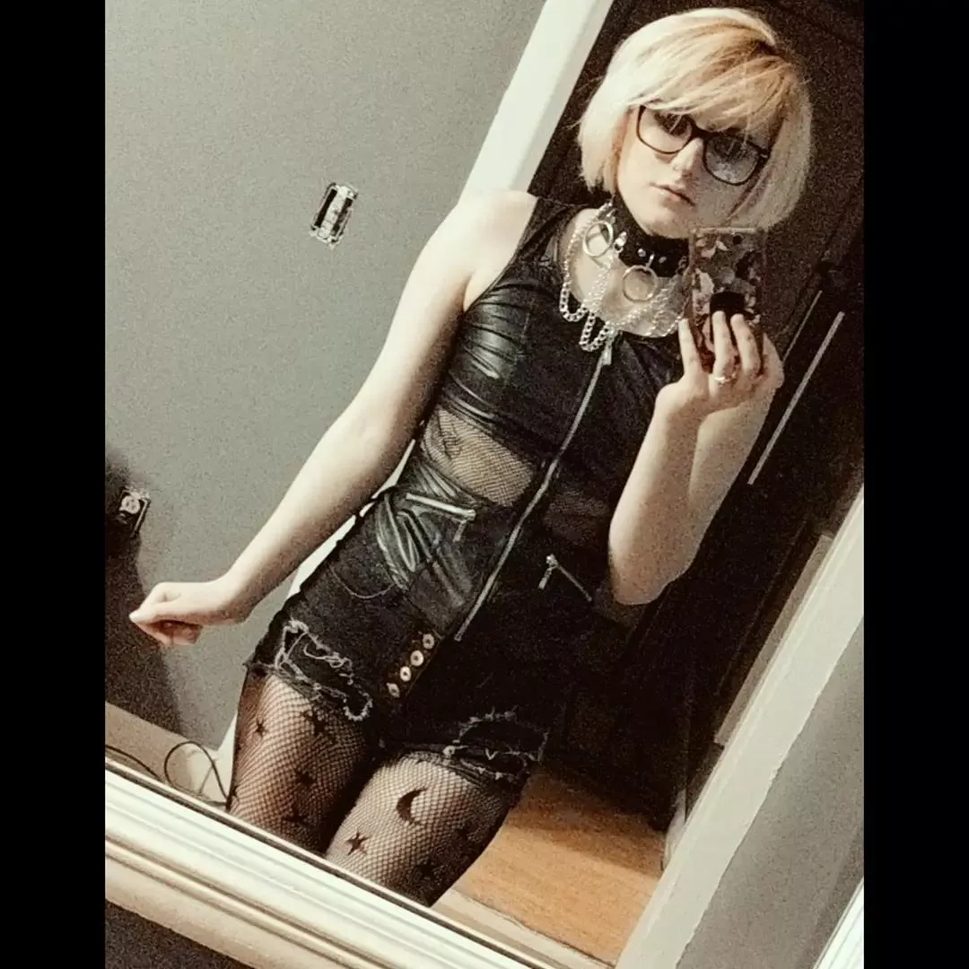 23 🖤 115lbs 🖤 5'3 🖤 switch 🖤 kinky 🖤 piercings 🖤 squirter 🖤 posted by taegannicole