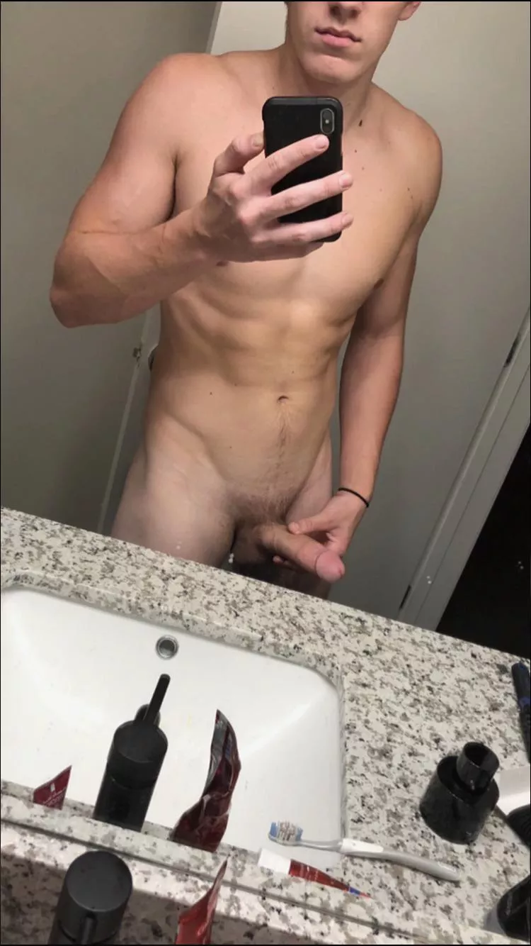 [23] College senior, D3 athlete/personal trainer looking for new subs. Super experienced, willing to teach you even if you’re new, just HMU posted by munstahdick