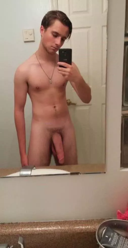 23 year old white hung stud from windsor Ontario here, Iâ€™m very athletic and fit as well as bi with a BWC! 8.93 inches hard posted by BigSleez99