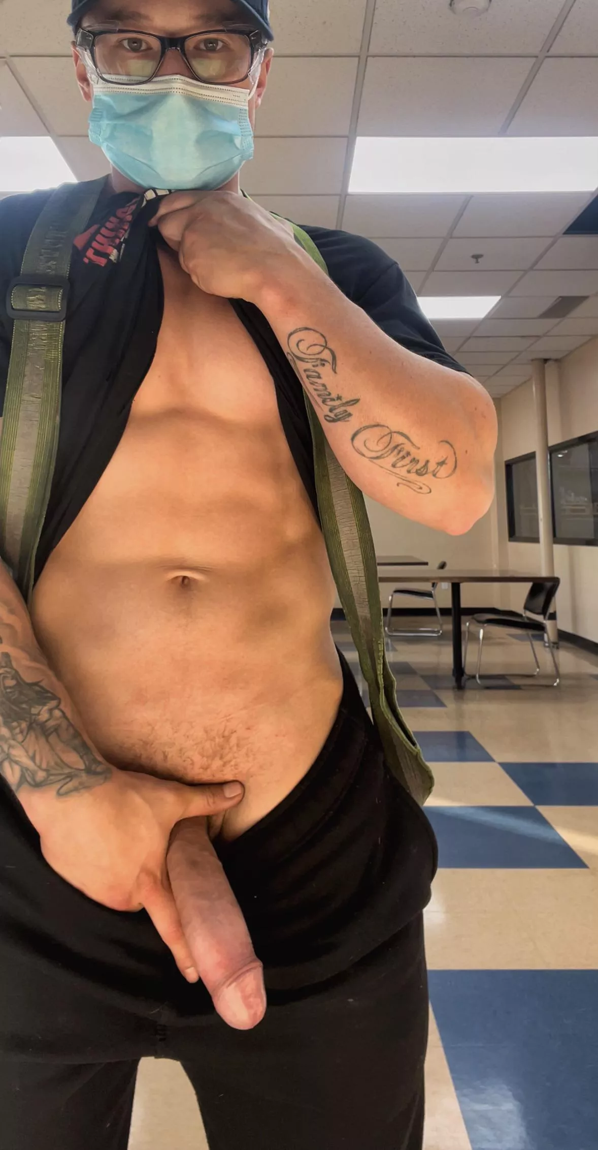 24 5â€™5 - lunchtime at work, started randomly getting hard posted by JaredShy