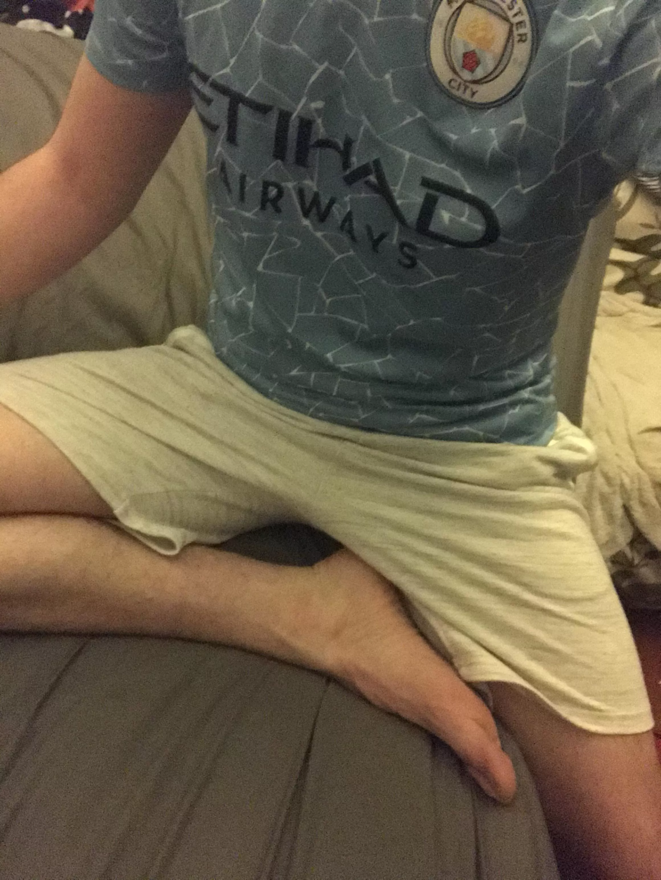 25, looking for a scally lil bro to worship my feet (amongst other things). posted by Celery_Savings