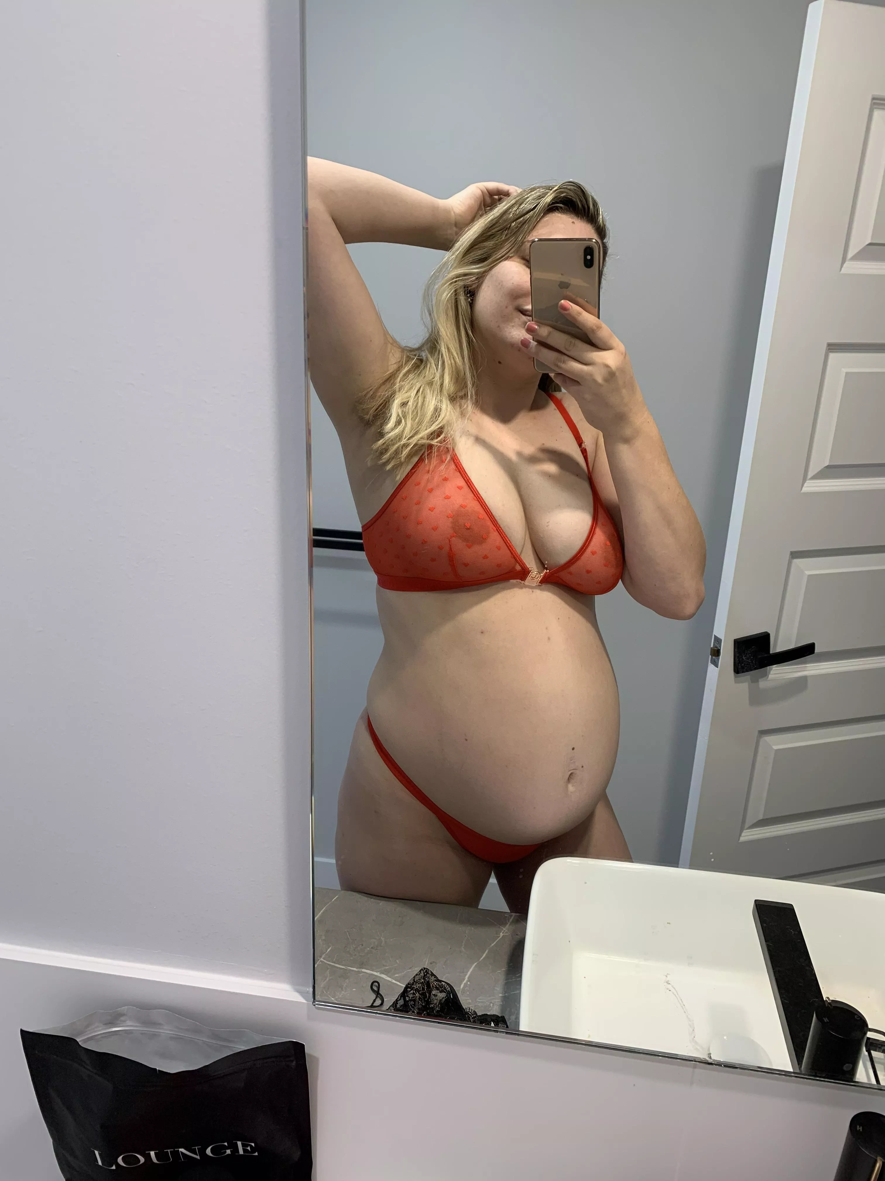 25 weeks, wet pussy & full tits posted by Pregnantmisty