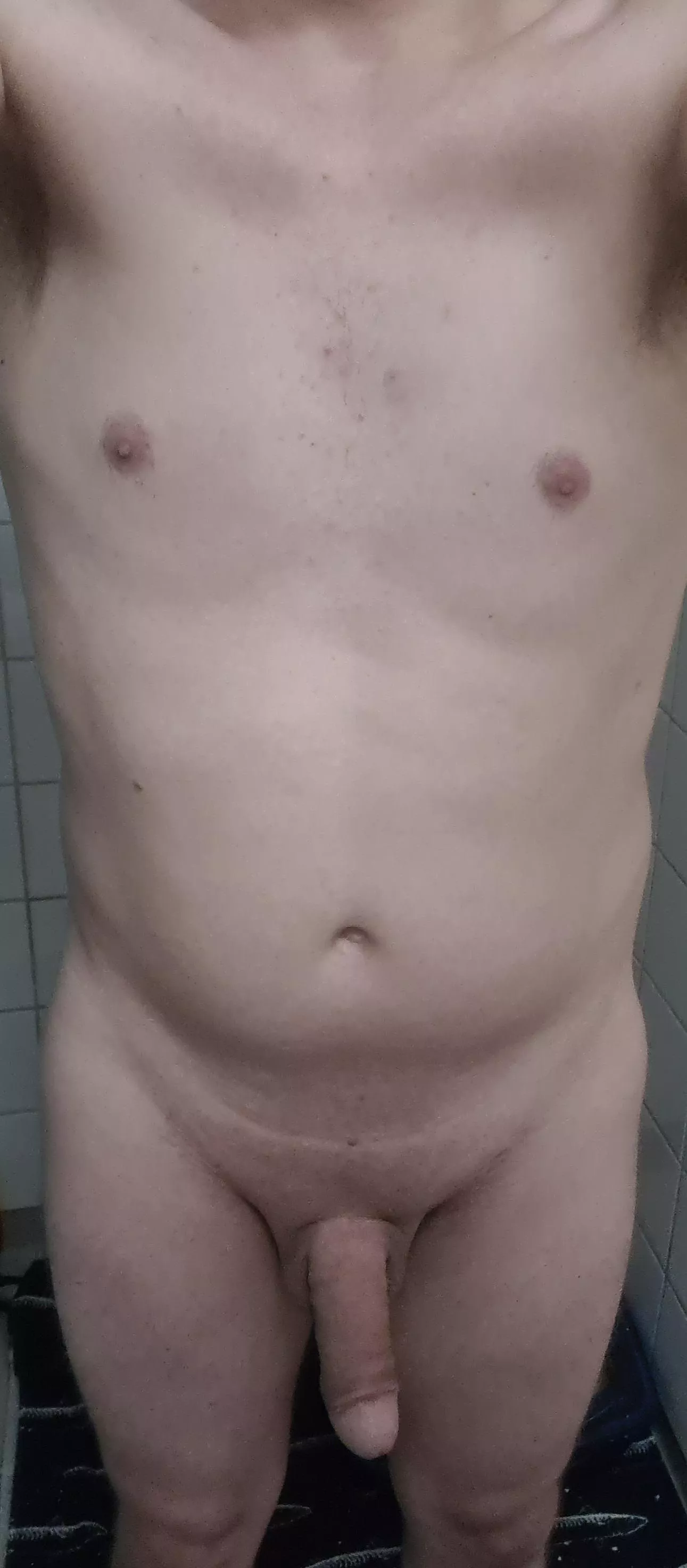 [28, 72kg, 180cm] Insecure about my body. Trying to learn to accept it. Would love some feedback posted by Minute_Hovercraft833