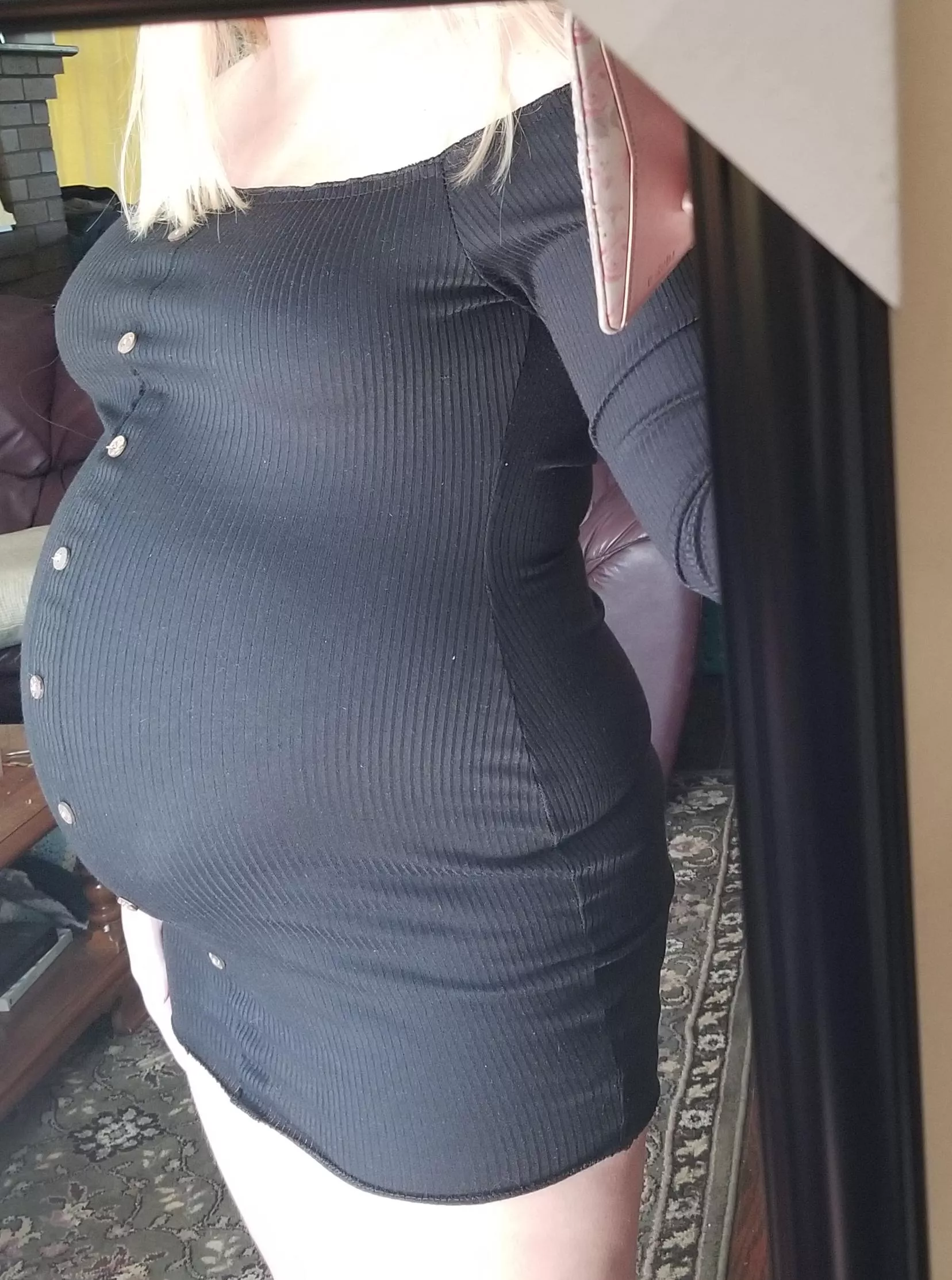 29 weeks & finally gained the confidence and comfort to make preggo content 😊 posted by Solesnack