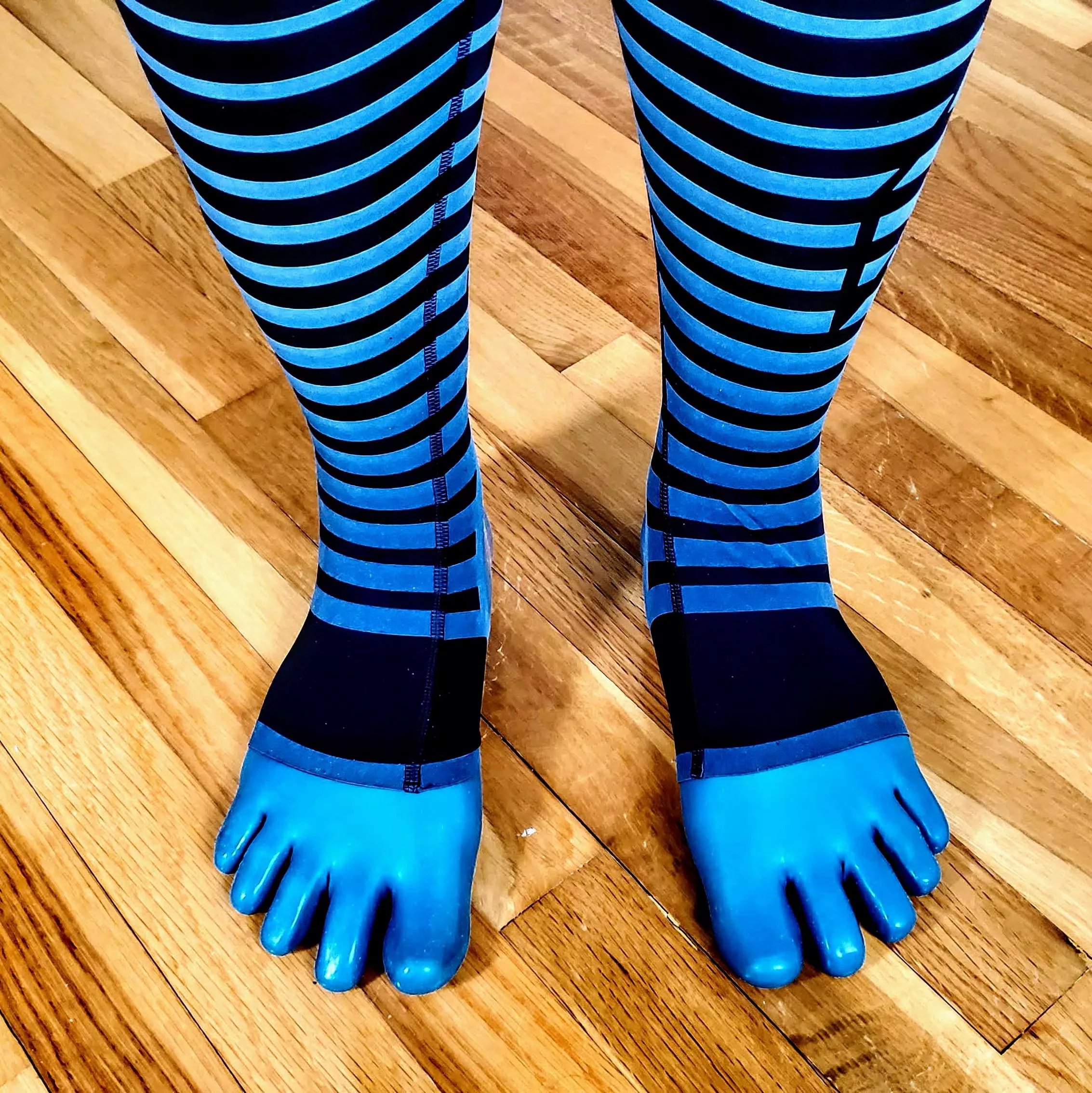 2XU compression tights and latex toe socks closeup posted by MutexLatex