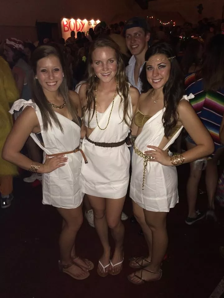 [3] Sorority sisters posted by aabbccdefg