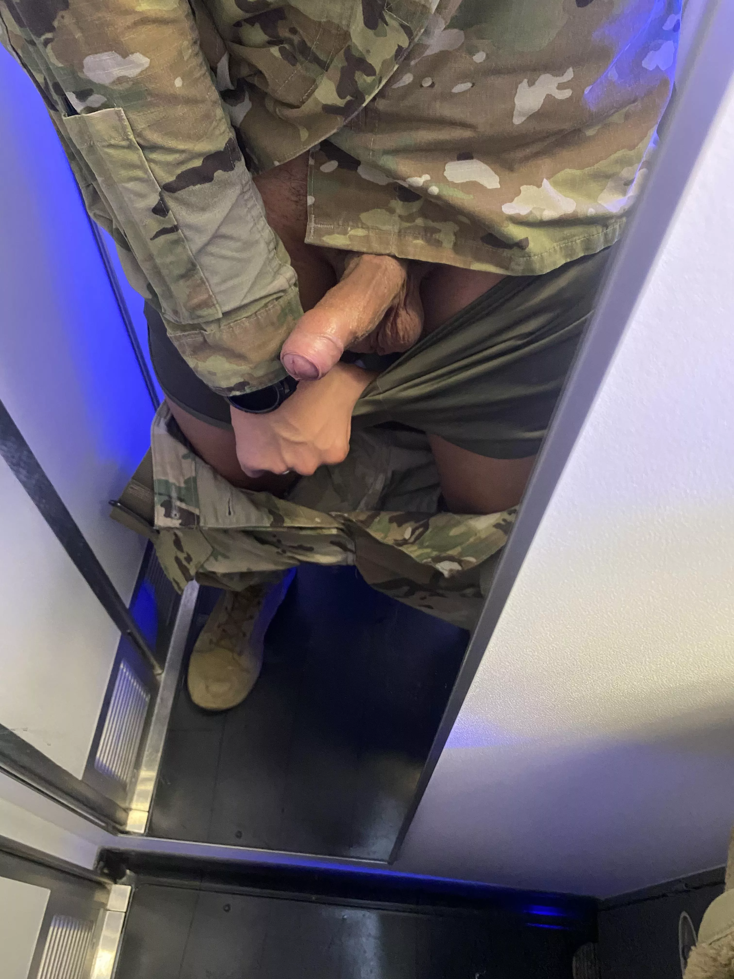 30. Anyone else get hard on flights? Dm me ðŸ˜ˆ posted by iSuckUcum