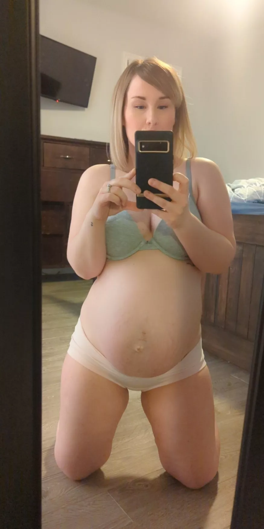 30 weeks â¤ï¸ come give my belly a kiss ðŸ˜˜ posted by _curious_couple_69