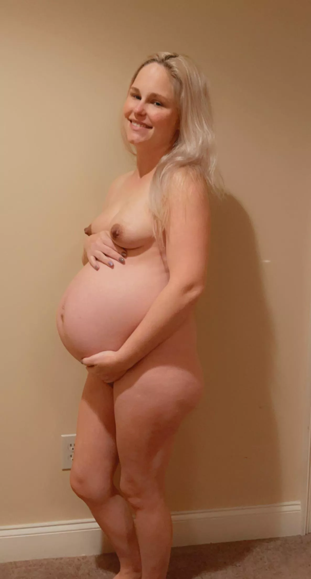 35 weeks pregnant, who wants to make me cum? I am so wet come watch me in my custom content I make. Dm me for more information posted by Southernbeauty0507