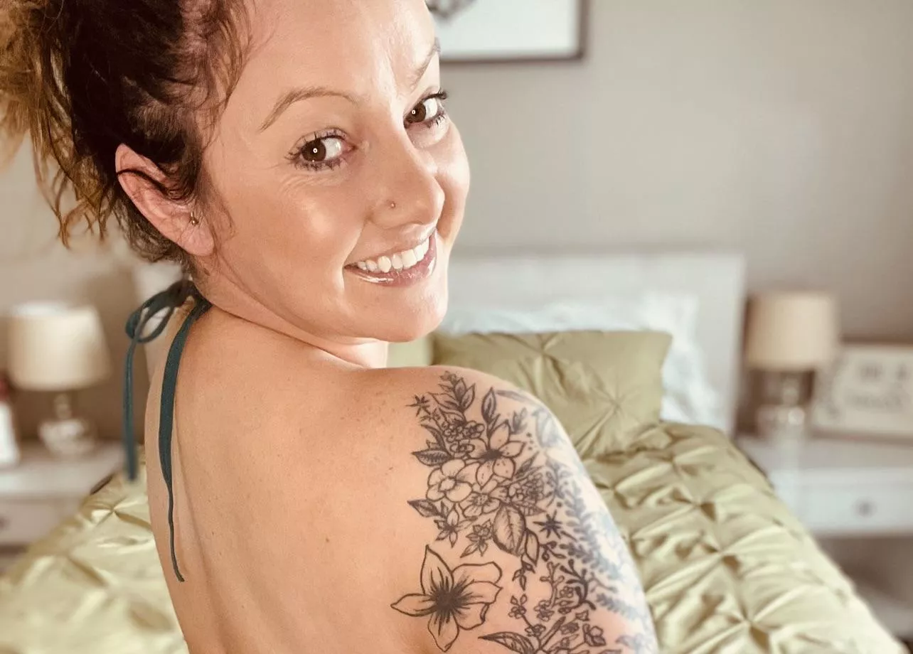 35 year old tattooed milf ðŸ–¤ posted by LilAndi24