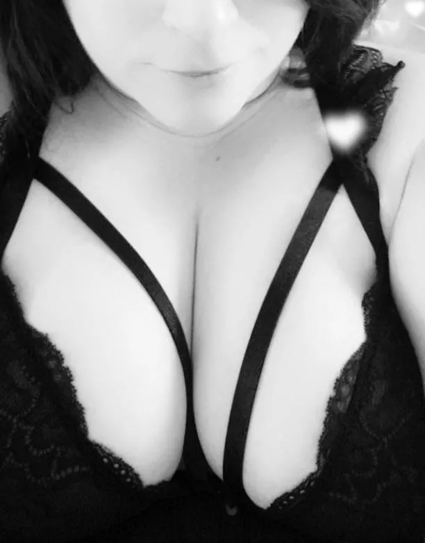 [37F] Happy New Year's! Looking forward to meeting new people and having some wild new experiences! posted by autumns_hot_mom