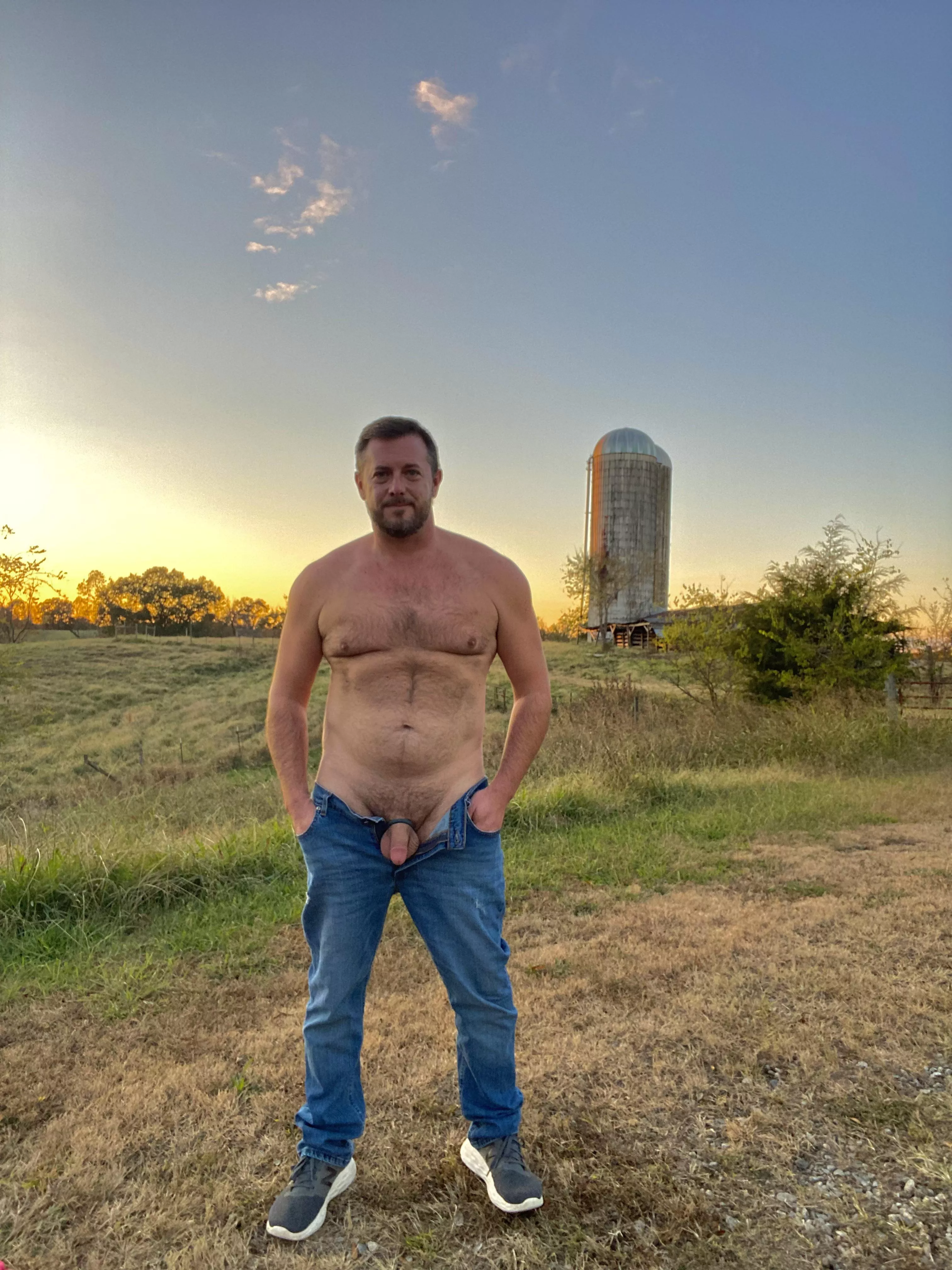 [39] Looking for a boy to come enjoy these sunsets on the farm with me posted by VAgay81