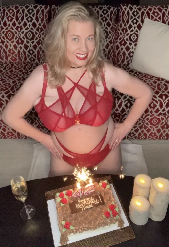 (4̶1̶…42) Another year older and getting hornier! 💋 posted by Traci_Love