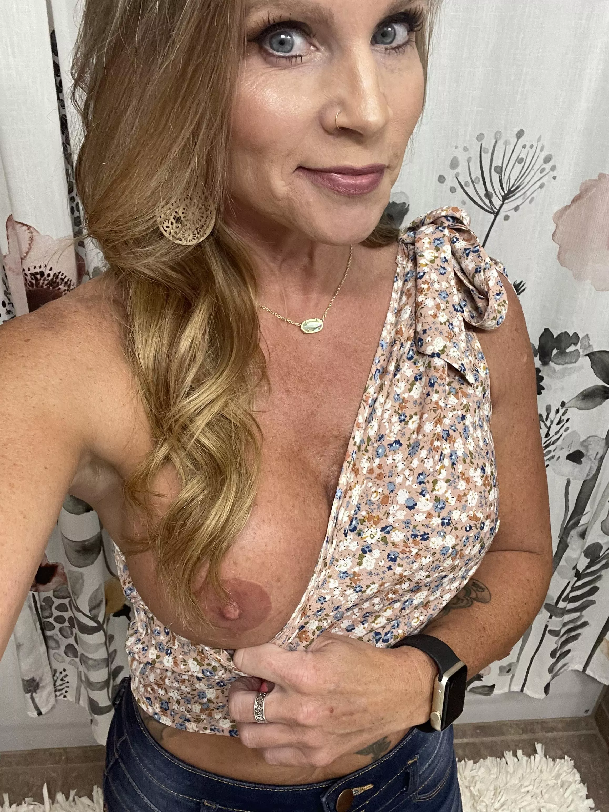 43 yo Paramedic mom of 4….would you hit on me if you saw me at the bar? posted by Paraprincess77