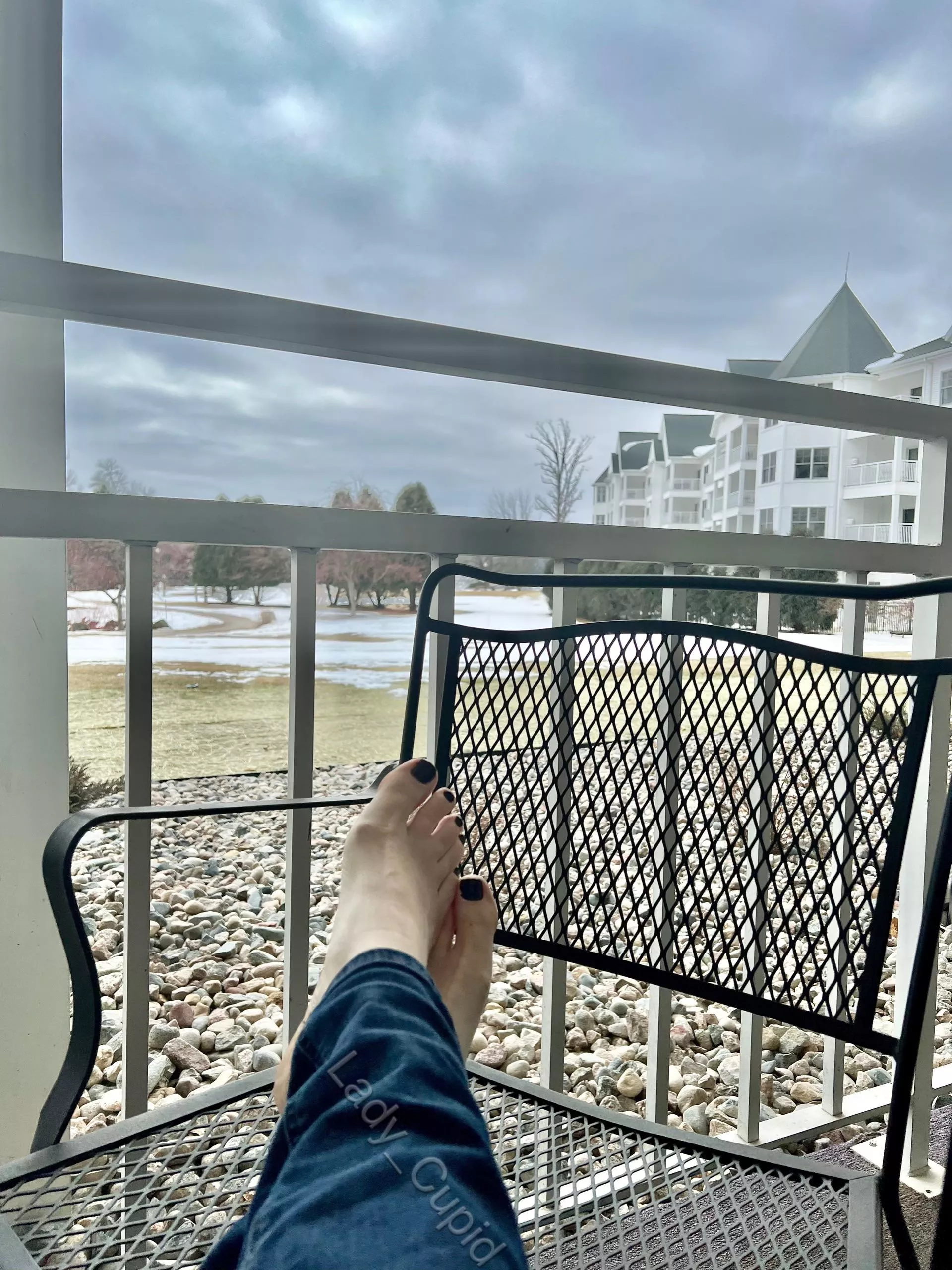 -4°C. ❄️ Snowfall in the distance. Coffee in hand ☕️ I’d love someplace warm to put these 😉🦶🏻 posted by Lady_Cupid