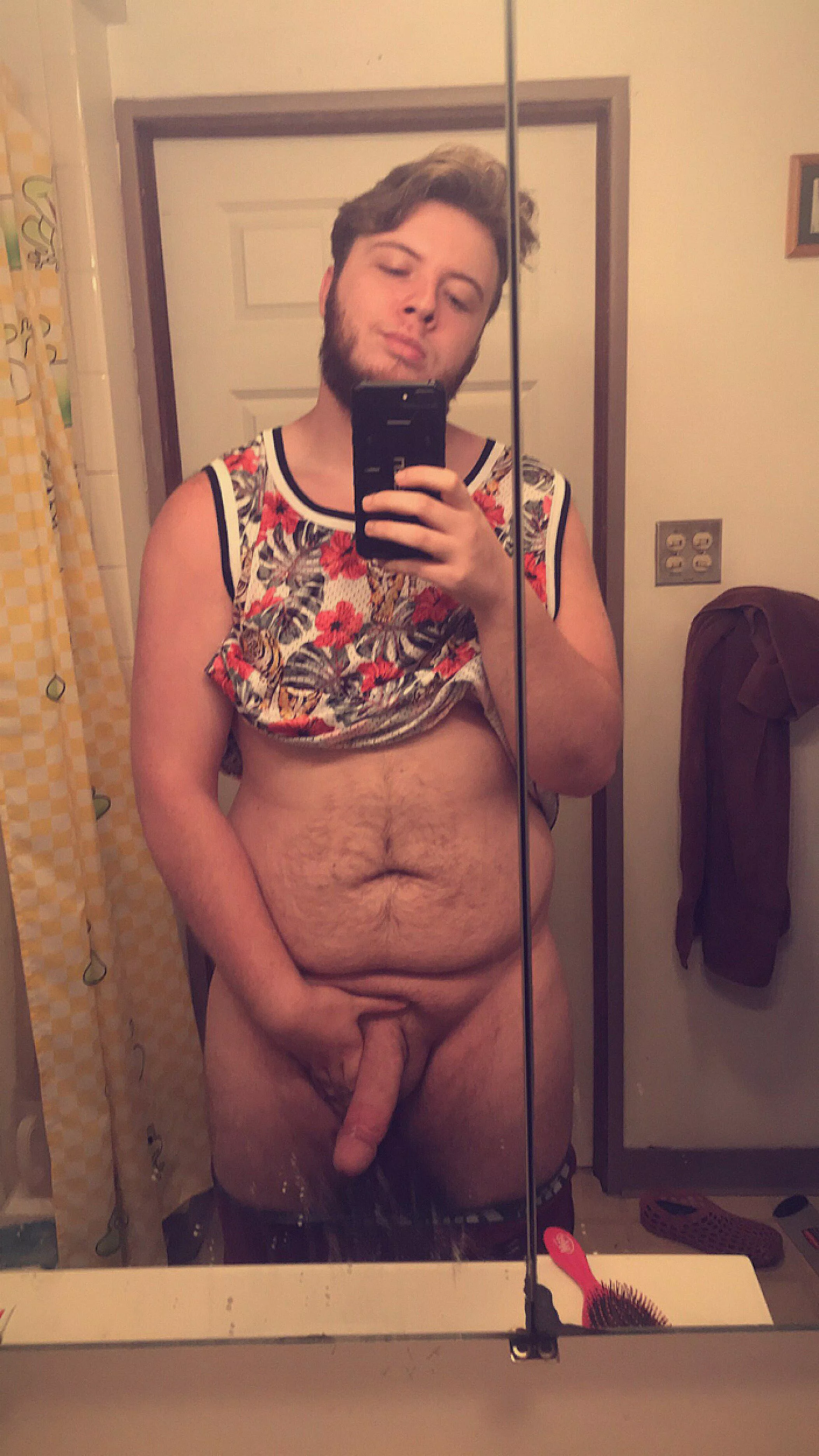 6â€™4 and hung like a horse. posted by throat__fucker