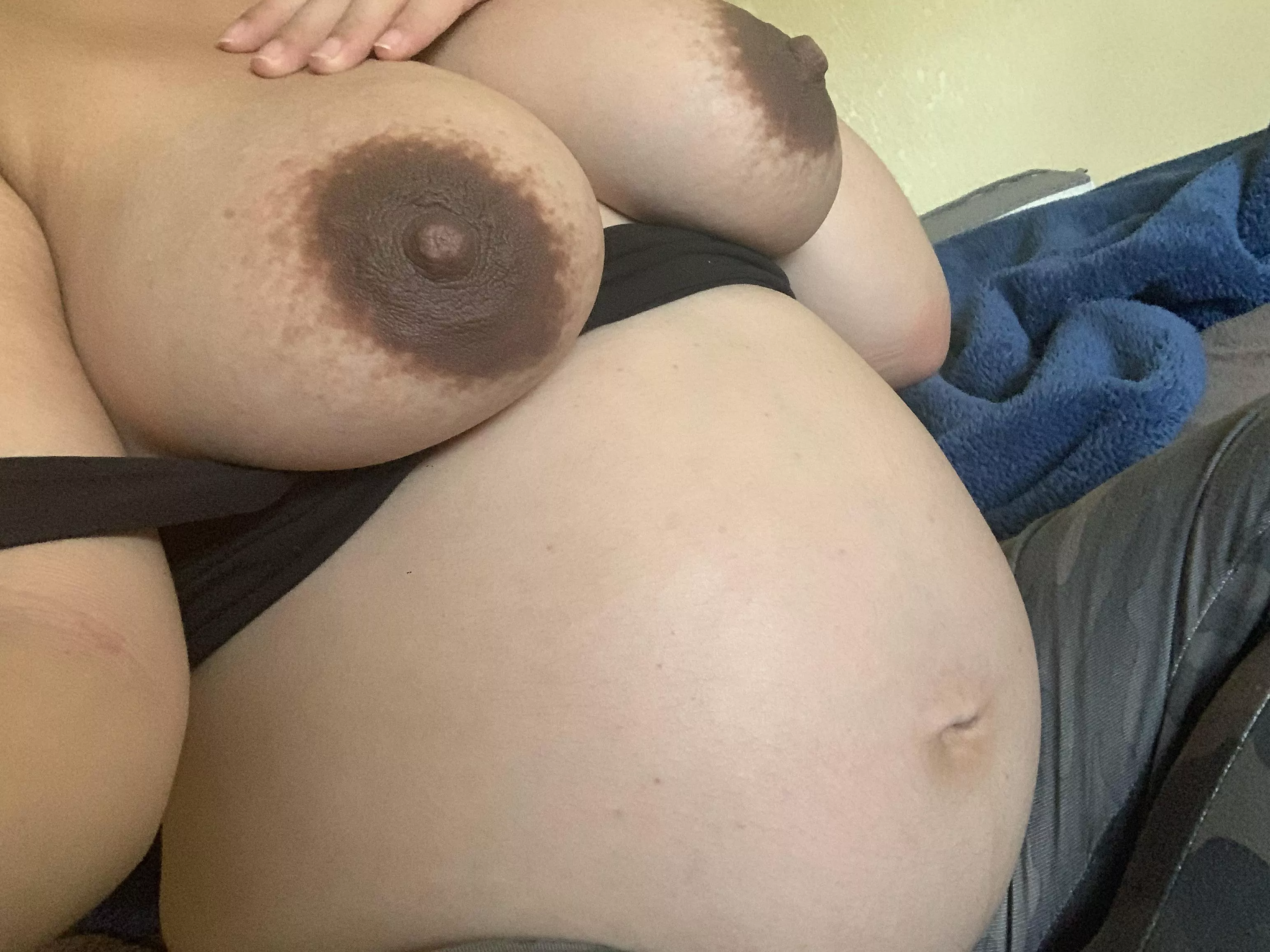 8 months pregnant and already have such full and sore tits who wants to suck on them 🥵 posted by Nataliakawaii420