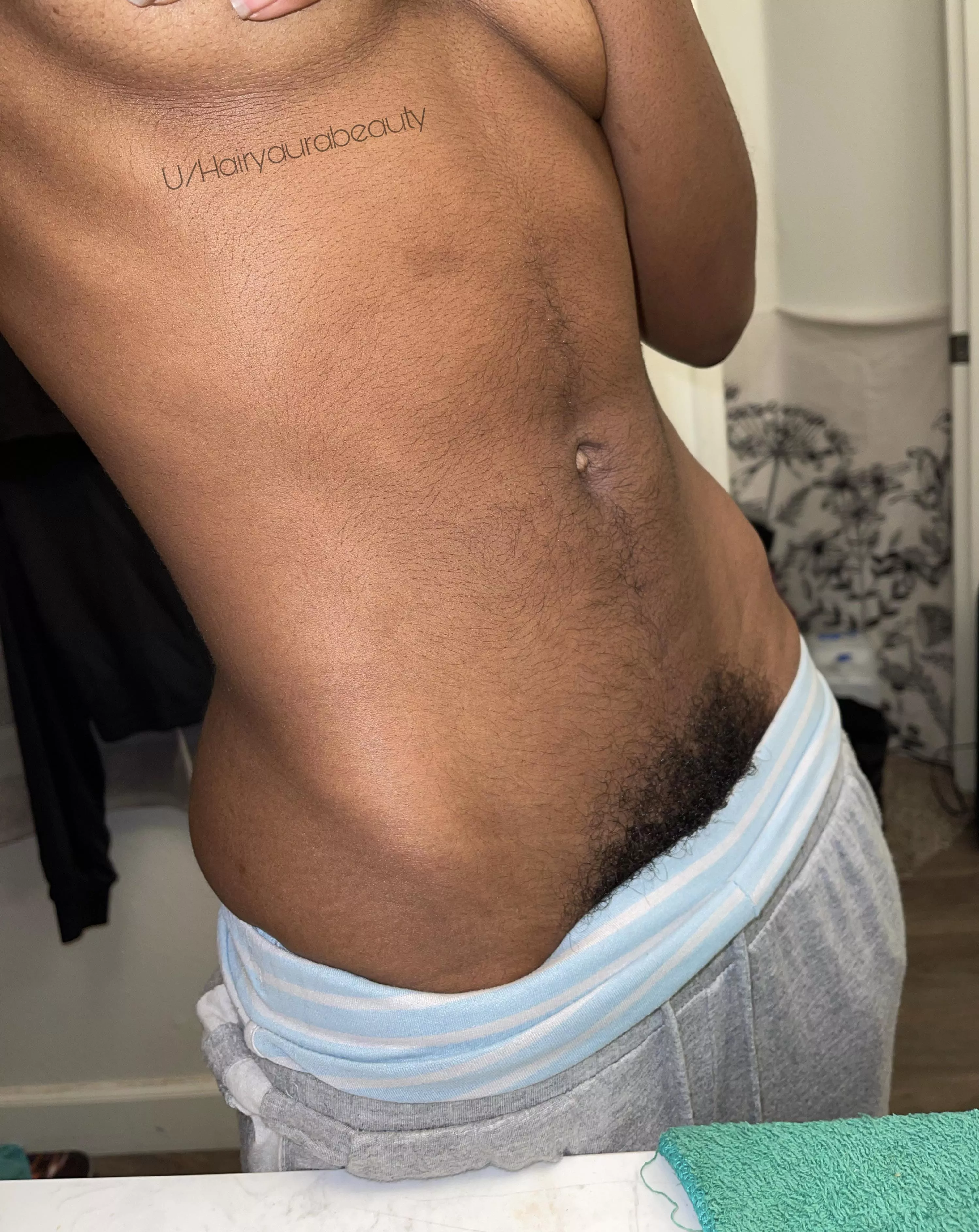 A hairy tummy always leads to a bushy pussy😏 posted by Aurabeautifull