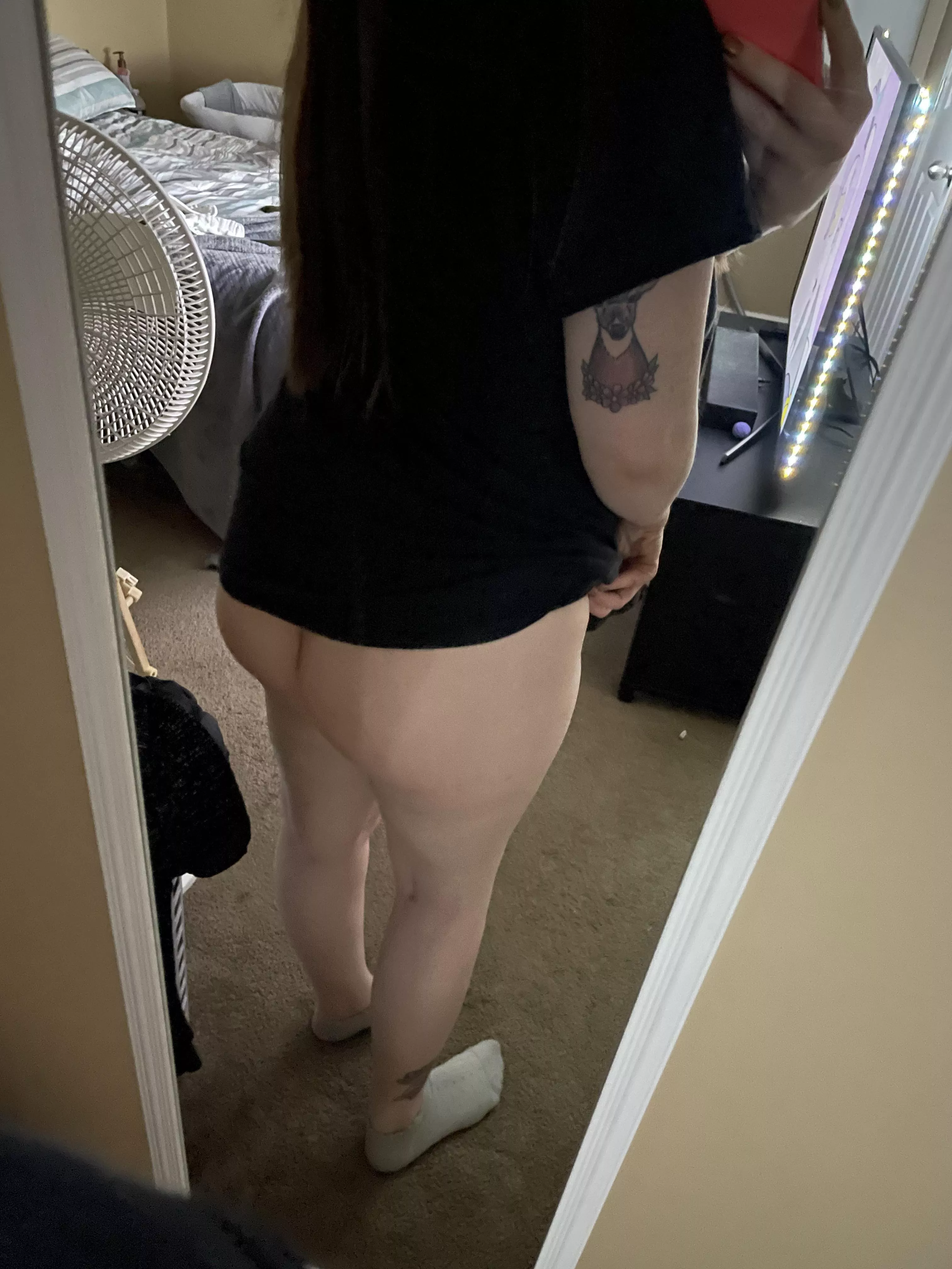 A late night booty pic 😘 posted by lazyhash