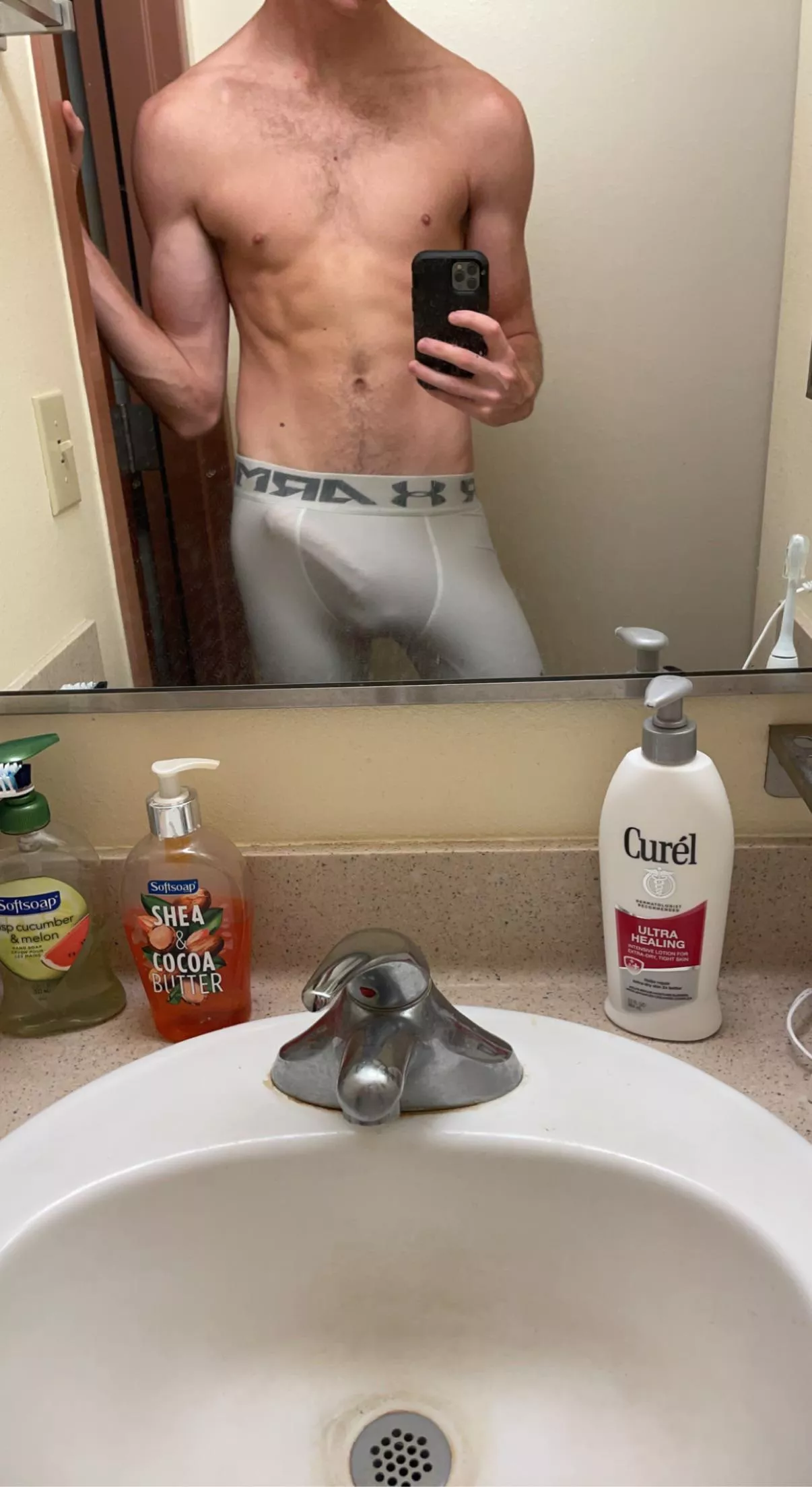 A little morning bulge 🤪 posted by Emotional_Desk_639