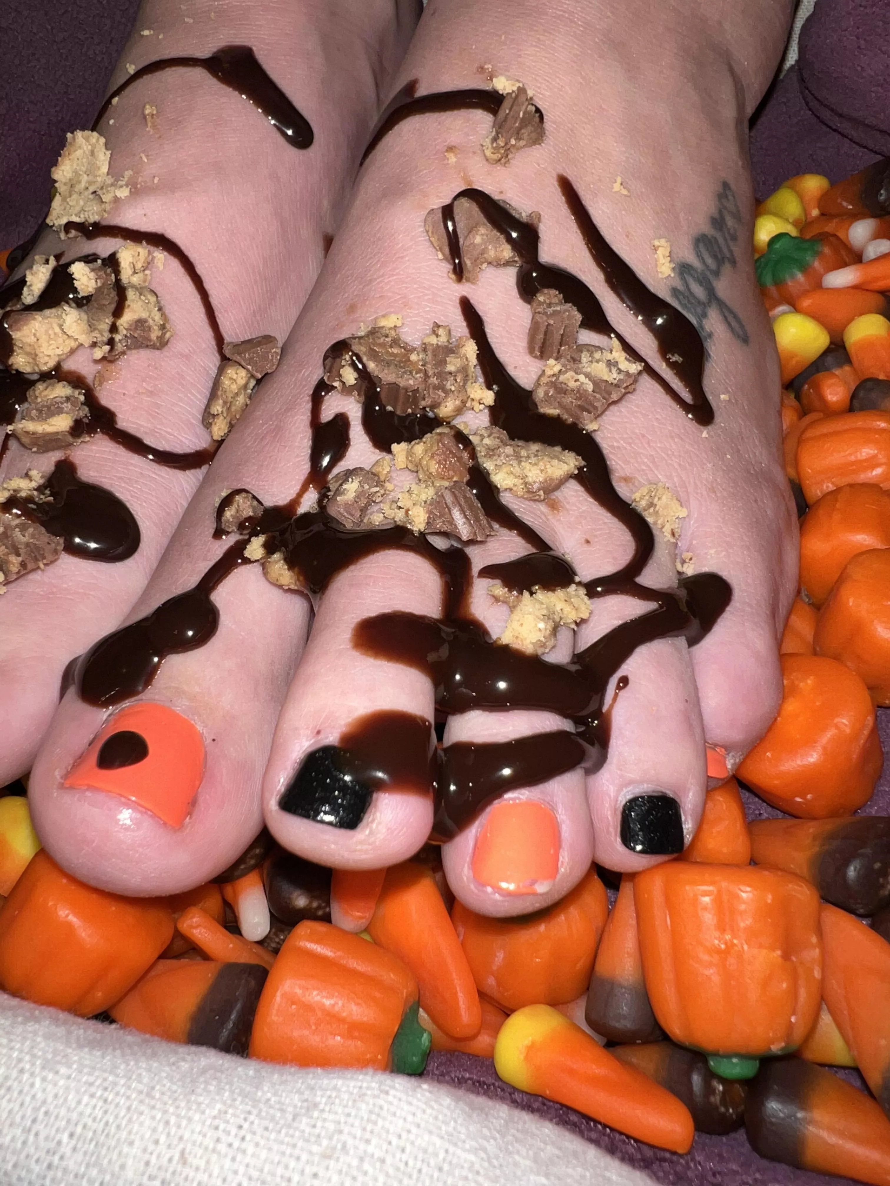 A little pre-Halloween treat 🧡🎃👻 posted by SugarsSweetFeet