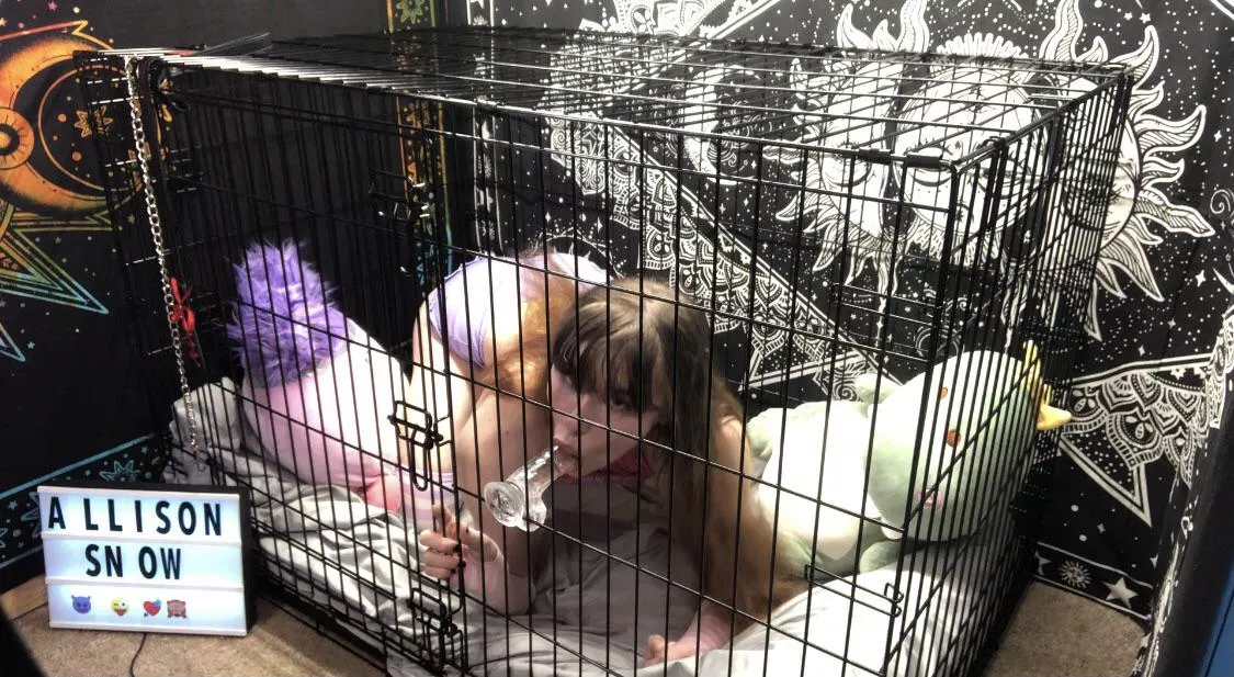 A pet in her cage🤗🎀 posted by s8xyg8rl