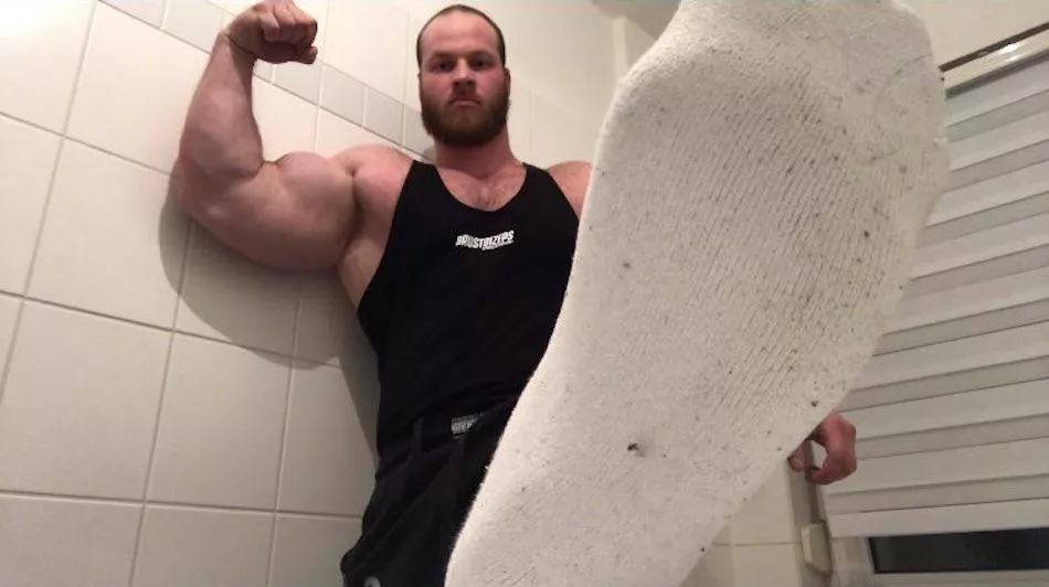 A size 14 should go with a huge bicep. posted by GermanMuscleBeast