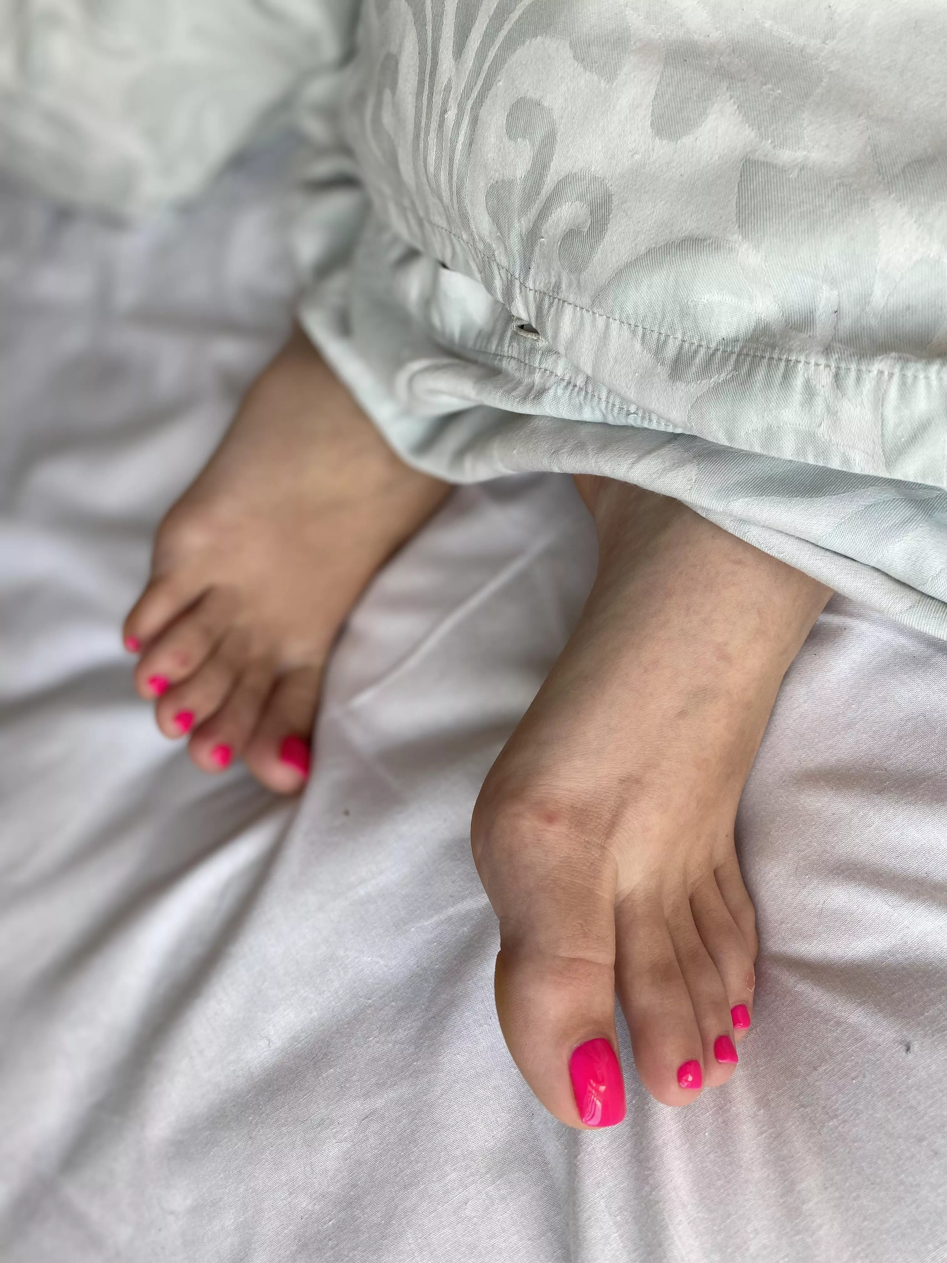 A stay in bed kinda day 🥺 posted by Fantasytootsieza