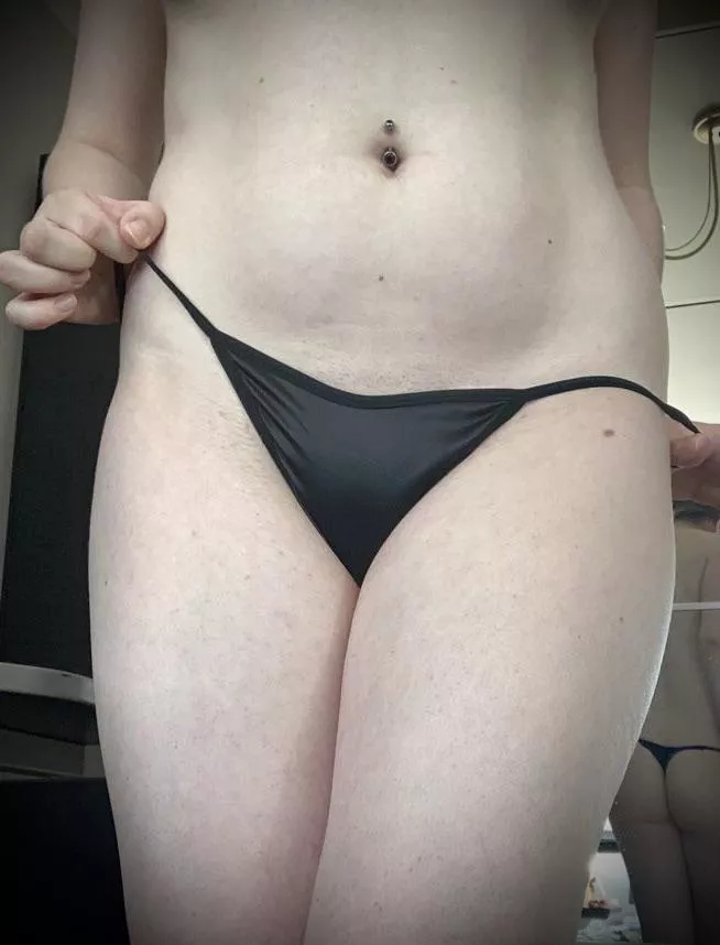 A tiny silky g-string…do you like it? [F] 🍑 😉 posted by SkimpyScarlett