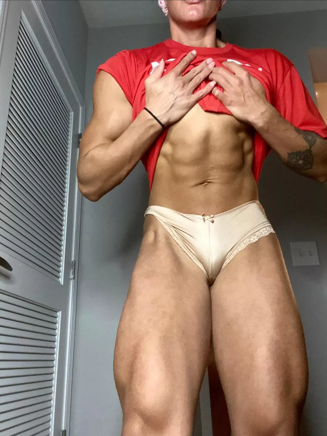 Abs, quads and my plump clit posted by lexa_stahl