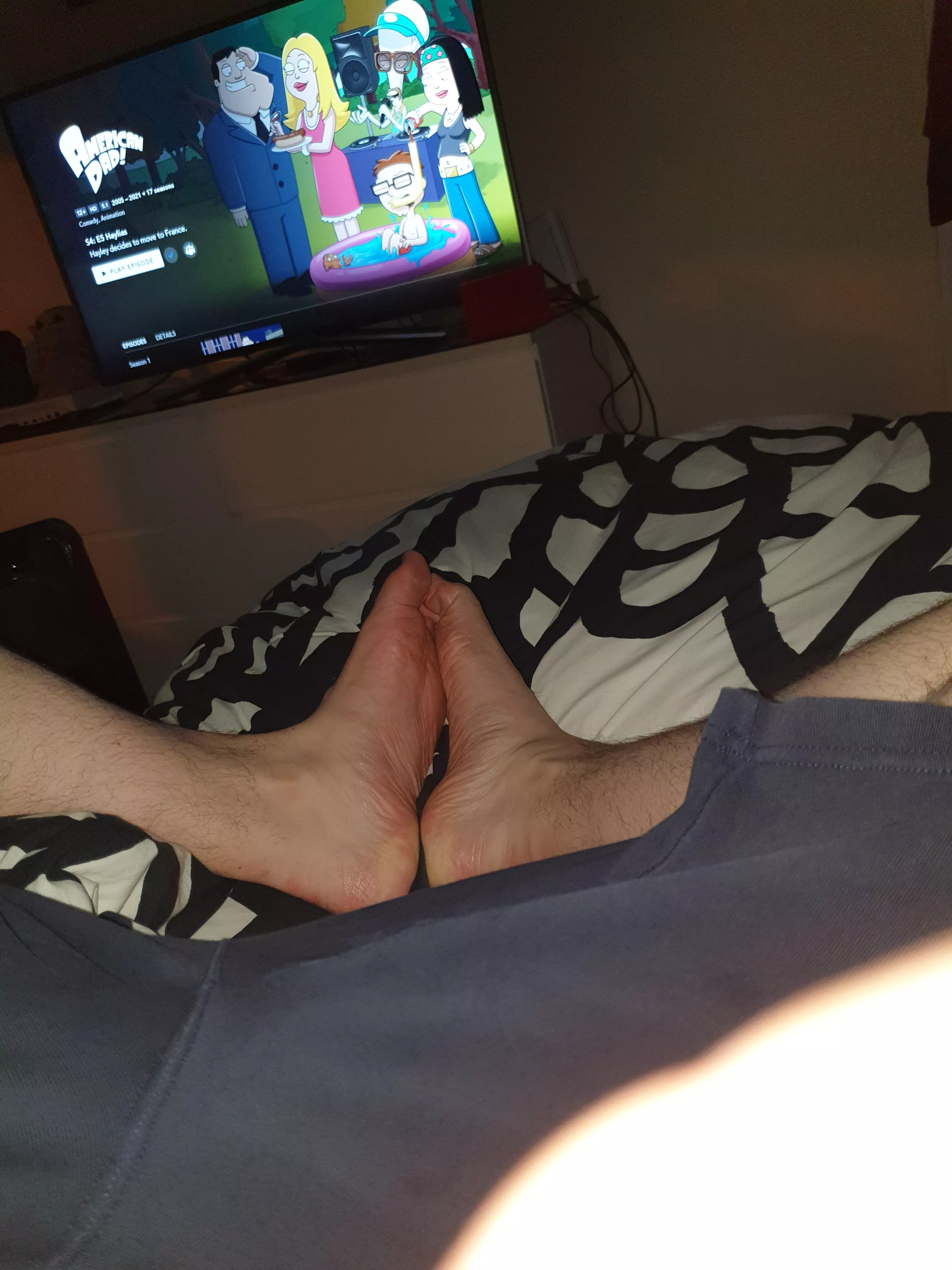 After an 11 hour shift followed by a gym session I would really like to have a guy massaging my feet posted by Bisexual_Brat98