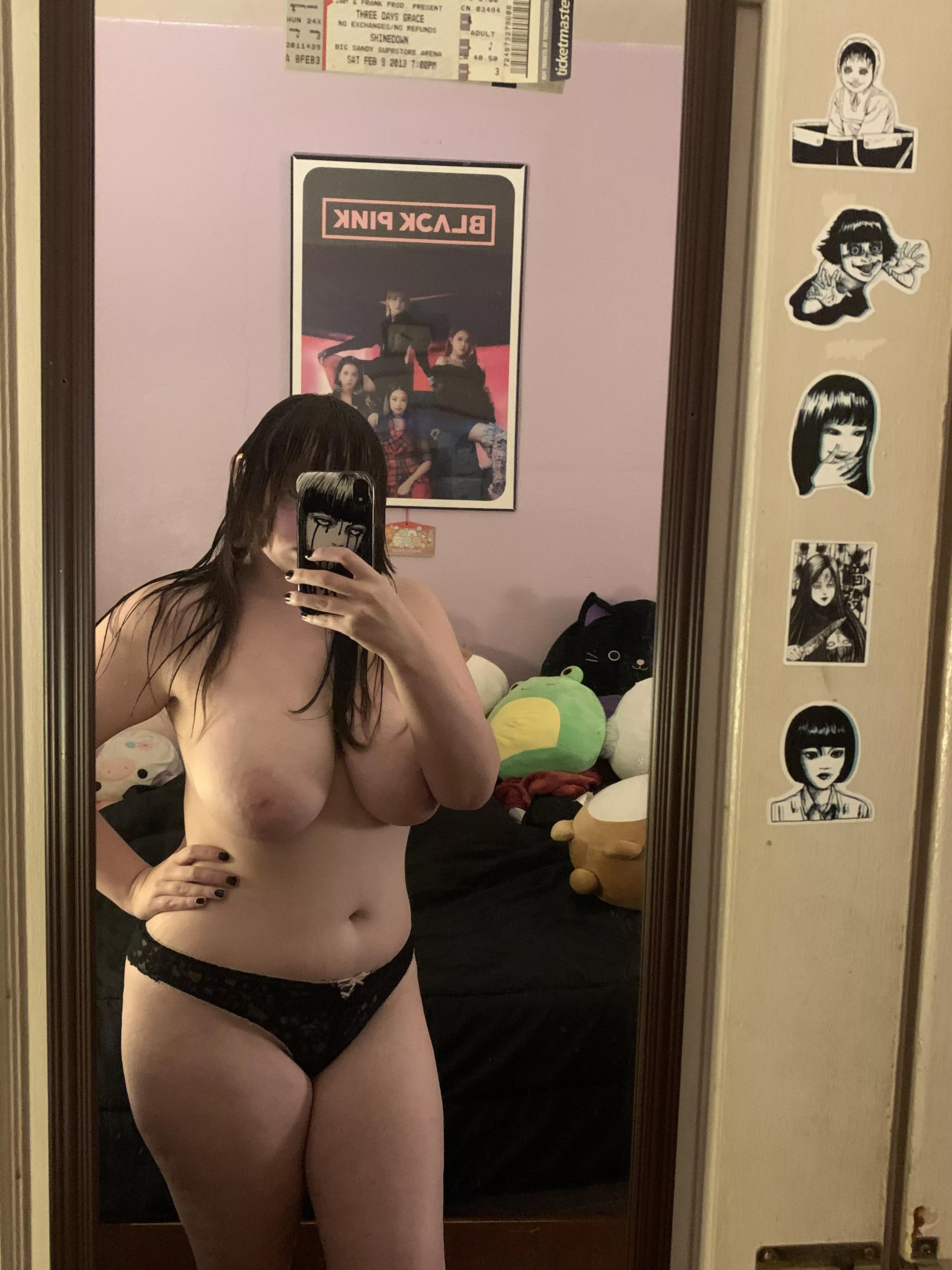 After shower selfie ðŸ–¤ posted by dewberrydoll