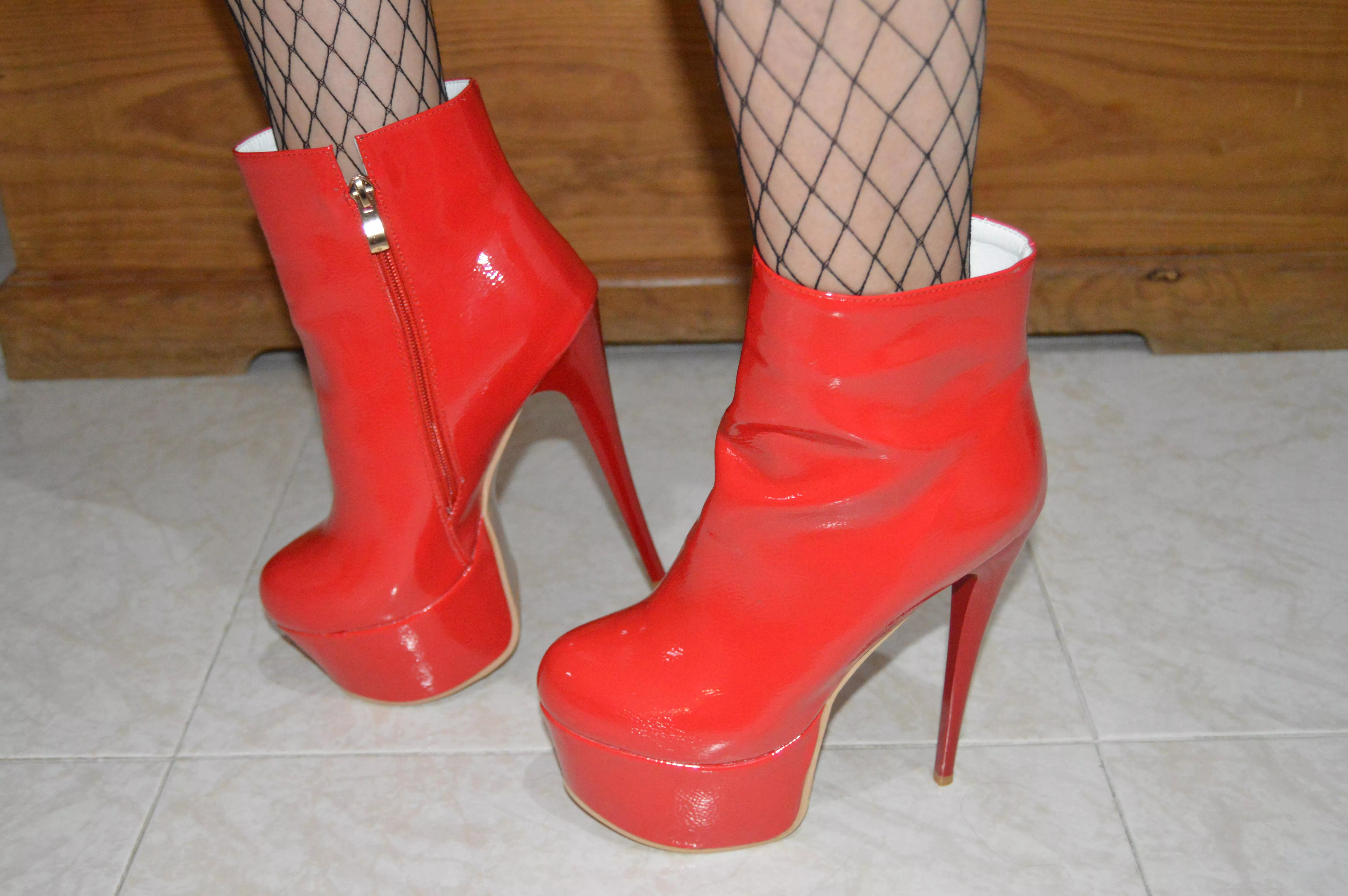 Agneta Dama on red heels posted by Agneta_Dama