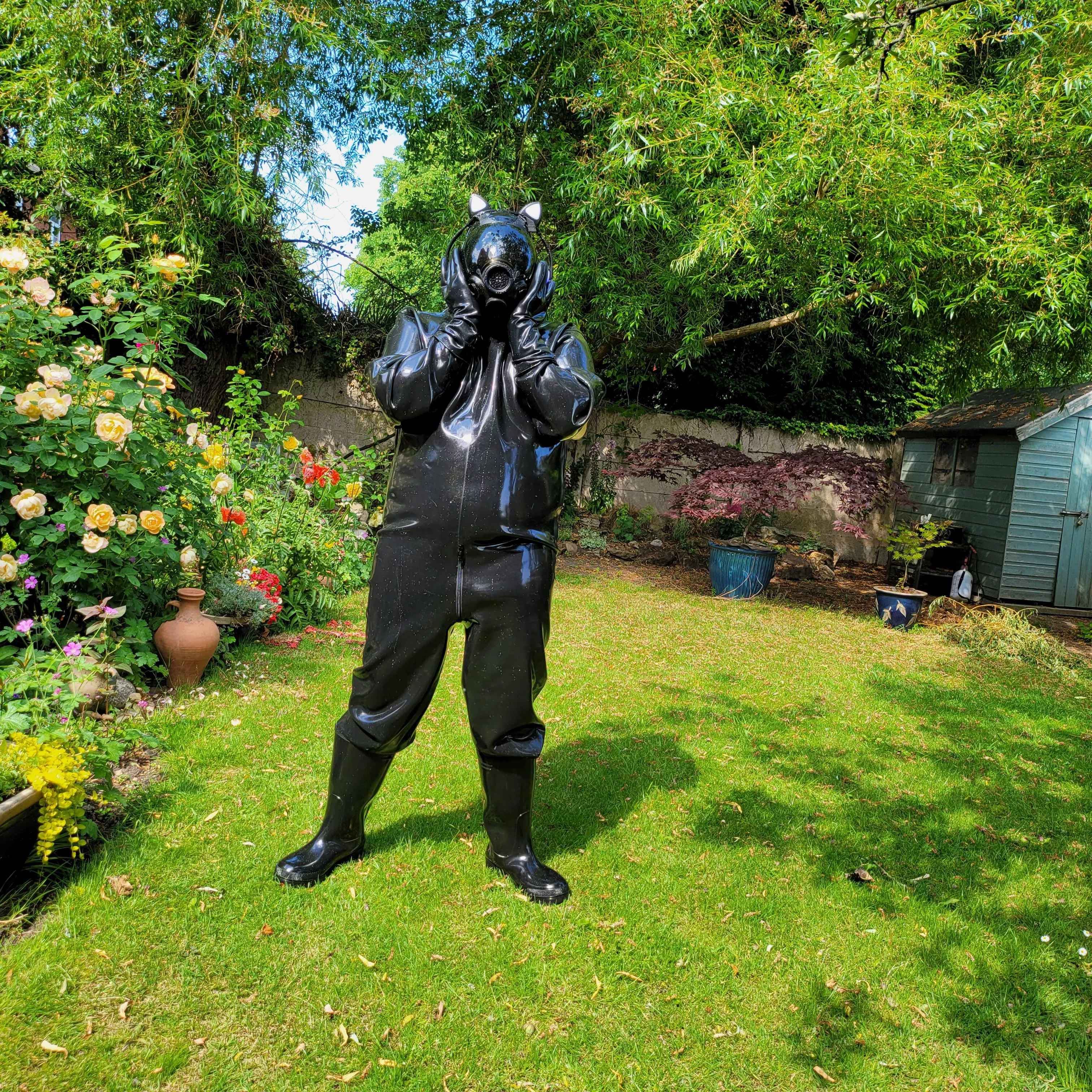 Ahhh I do love 1mm rubber and a gas mask! posted by latexthrowaway42