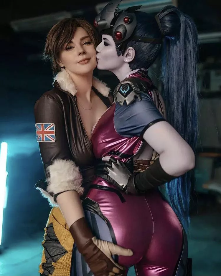 Alina Becker as Widowmaker with adamae_dono as Tracer posted by PM_me_Leeloo_Cosplay