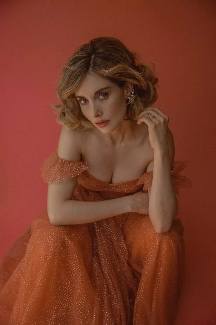 Alison Brie posted by DesiSongs