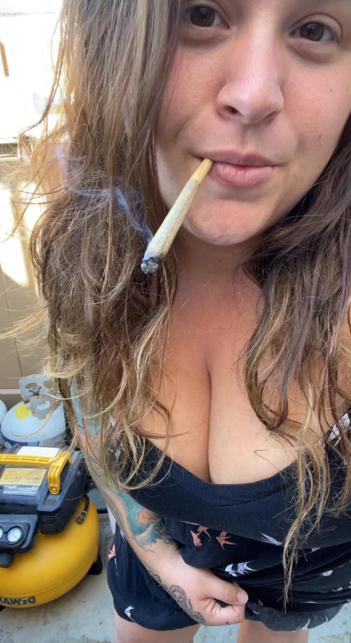 all natural stoner with big boobs and a seductive smile , treat yourself ? posted by handful_heather420